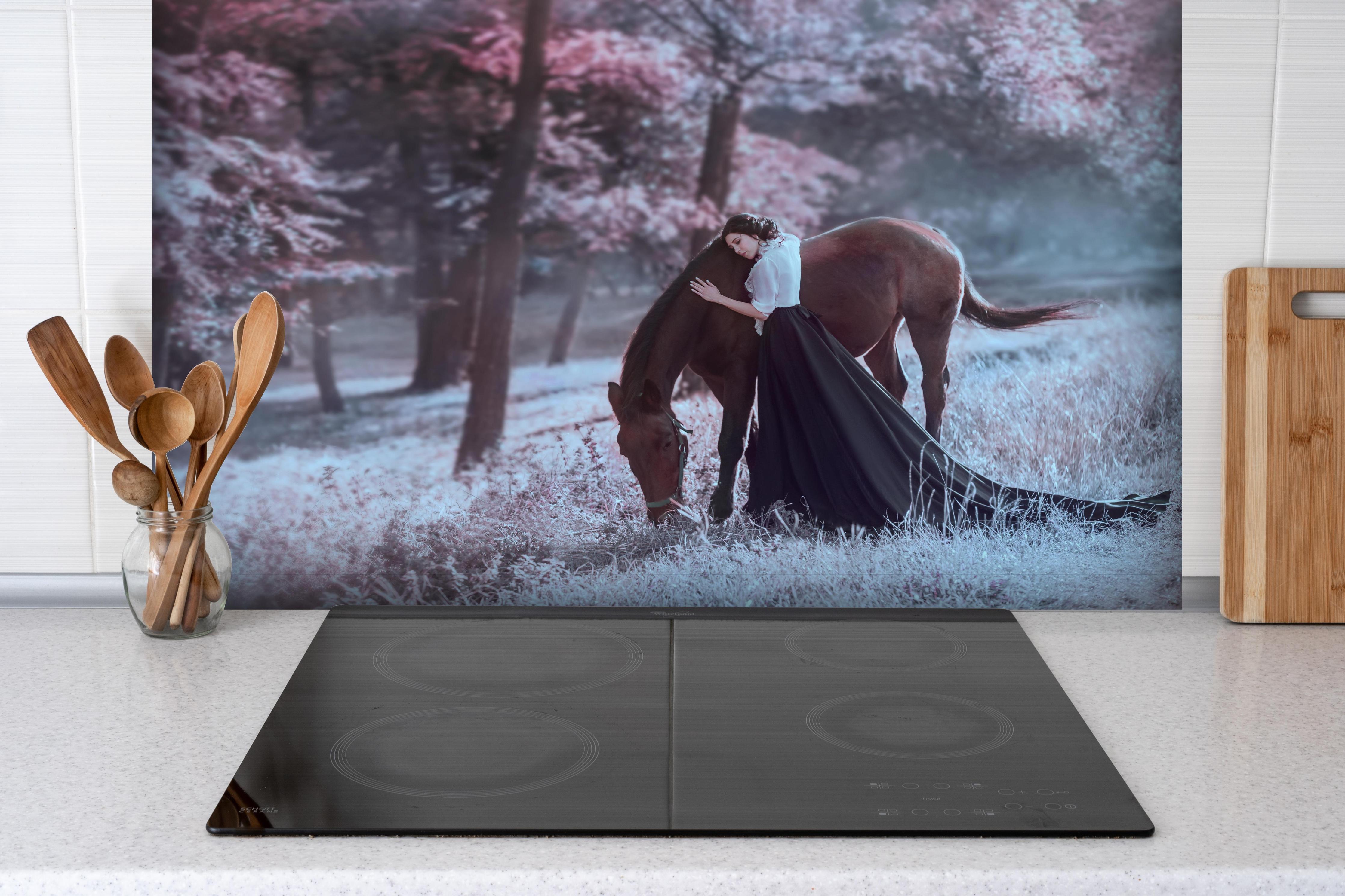 Spritzschutz - Prinzessin mit Pferd - Herbst hinter einem Cerankochfeld zwischen Holz-Kochutensilien