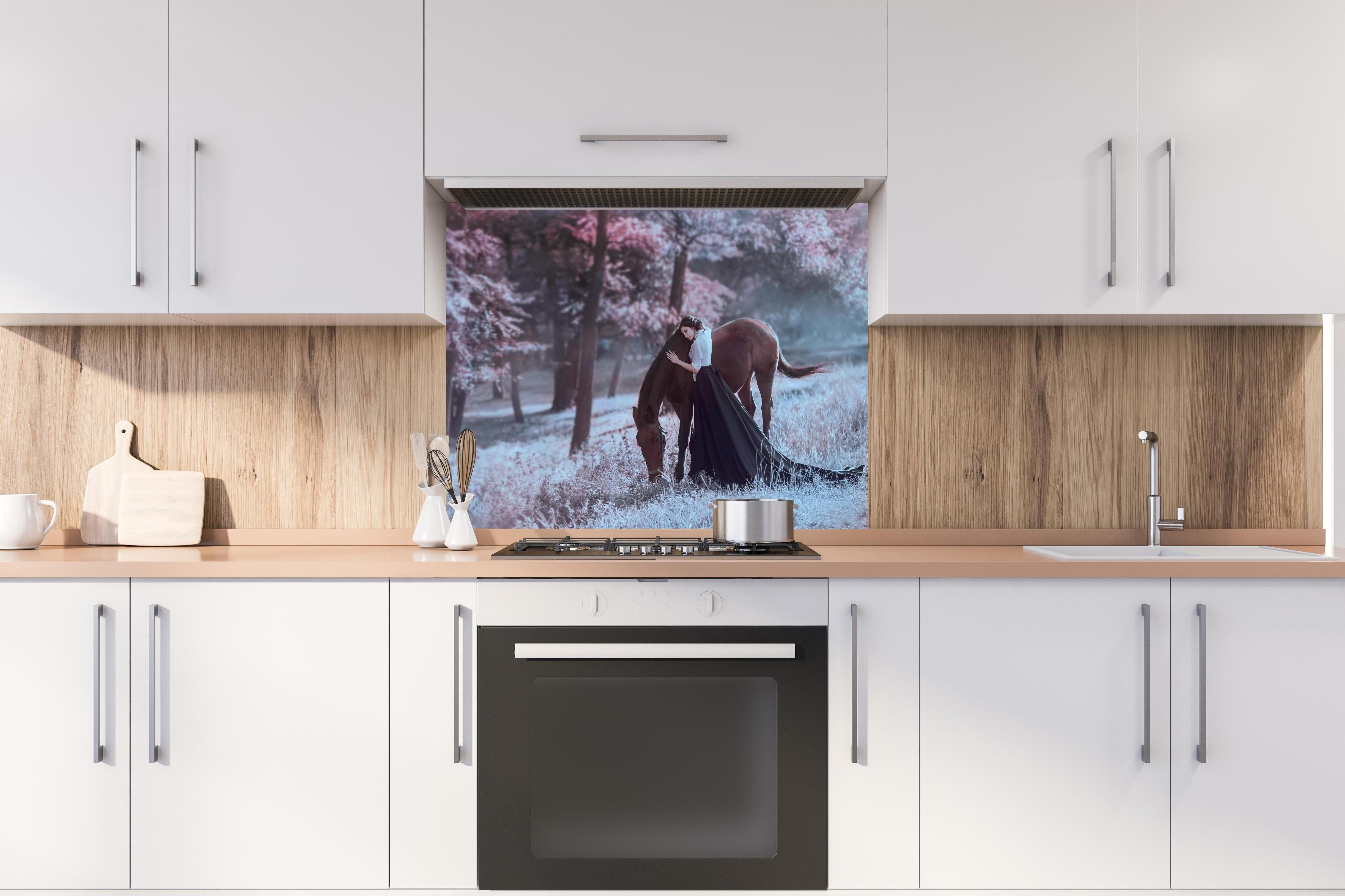 Spritzschutz - Prinzessin mit Pferd - Herbst hinter einem Cerankochfeld zwischen Holz-Kochutensilien