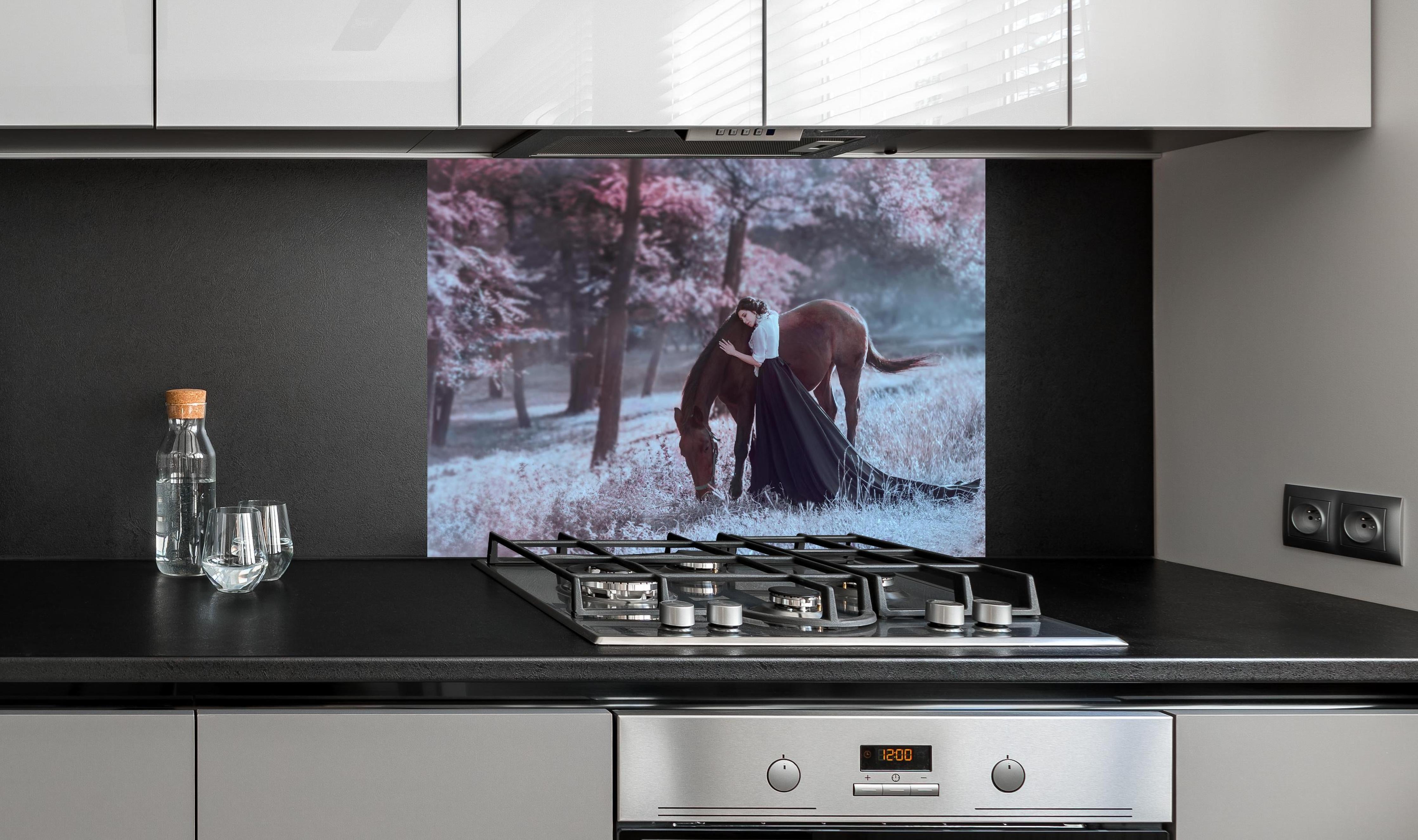 Spritzschutz - Prinzessin mit Pferd - Herbst hinter einem Cerankochfeld zwischen Holz-Kochutensilien