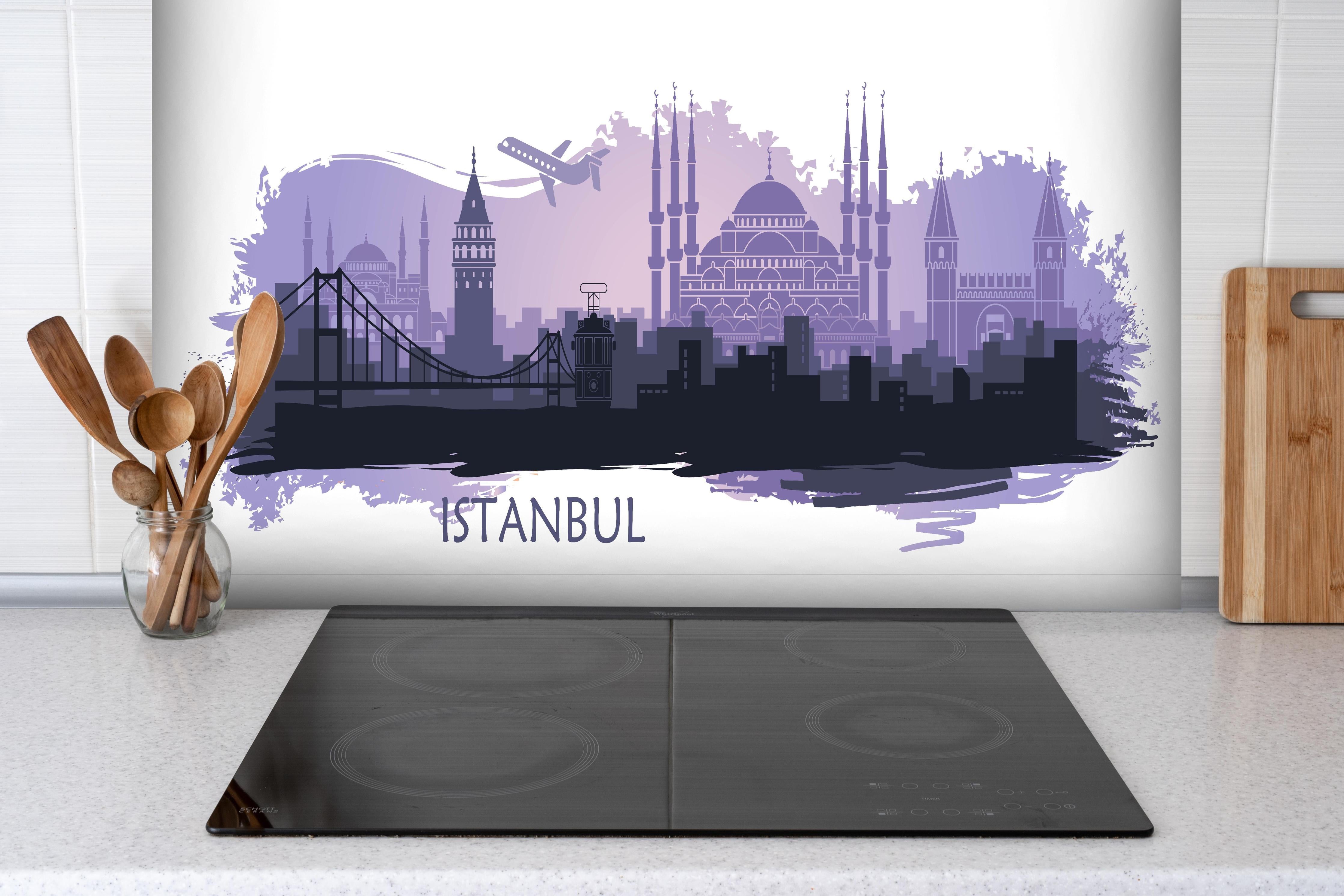 Spritzschutz - Purpur Skyline Istanbul mit Wahrzeichen hinter einem Cerankochfeld zwischen Holz-Kochutensilien