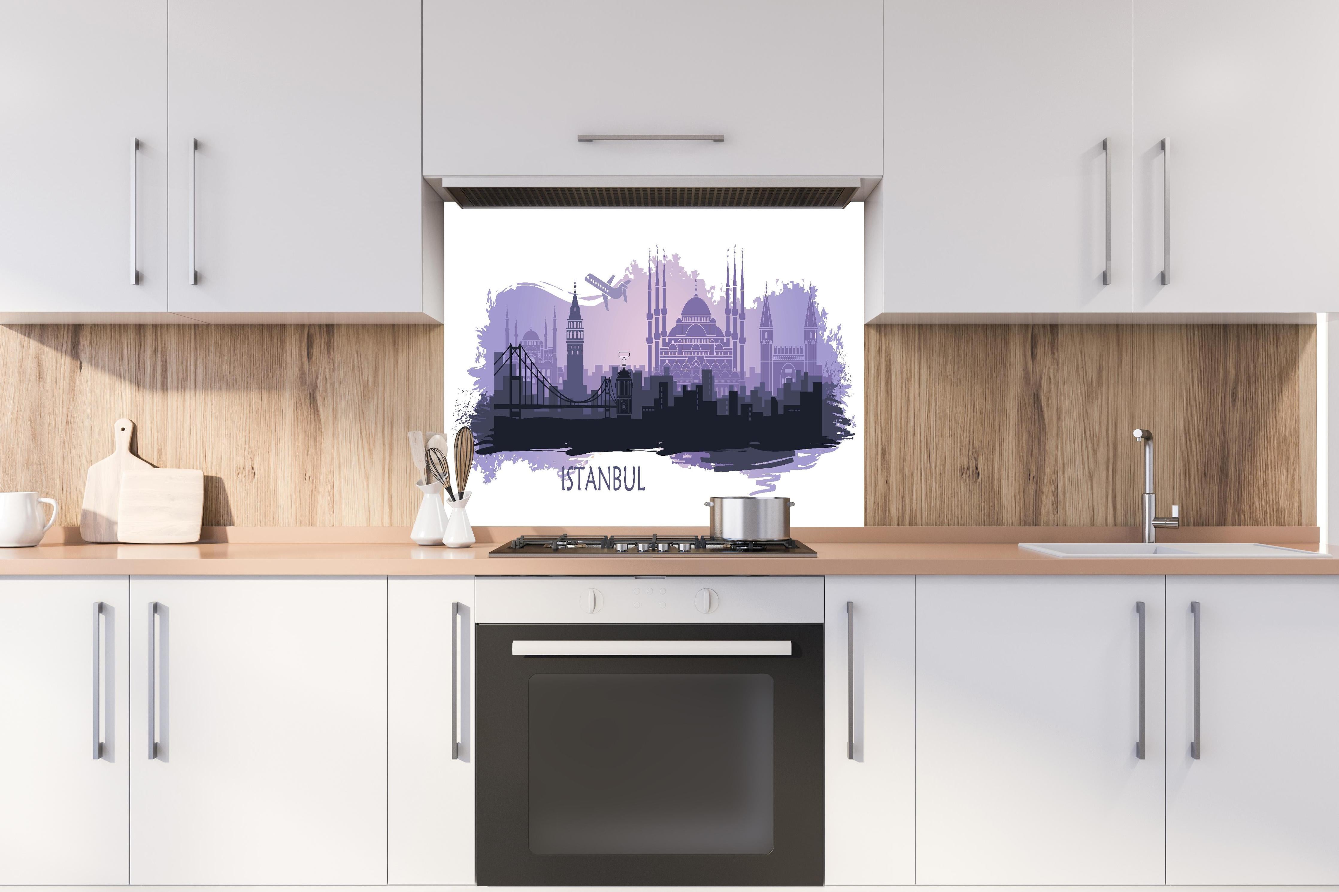 Spritzschutz - Purpur Skyline Istanbul mit Wahrzeichen hinter einem Cerankochfeld zwischen Holz-Kochutensilien