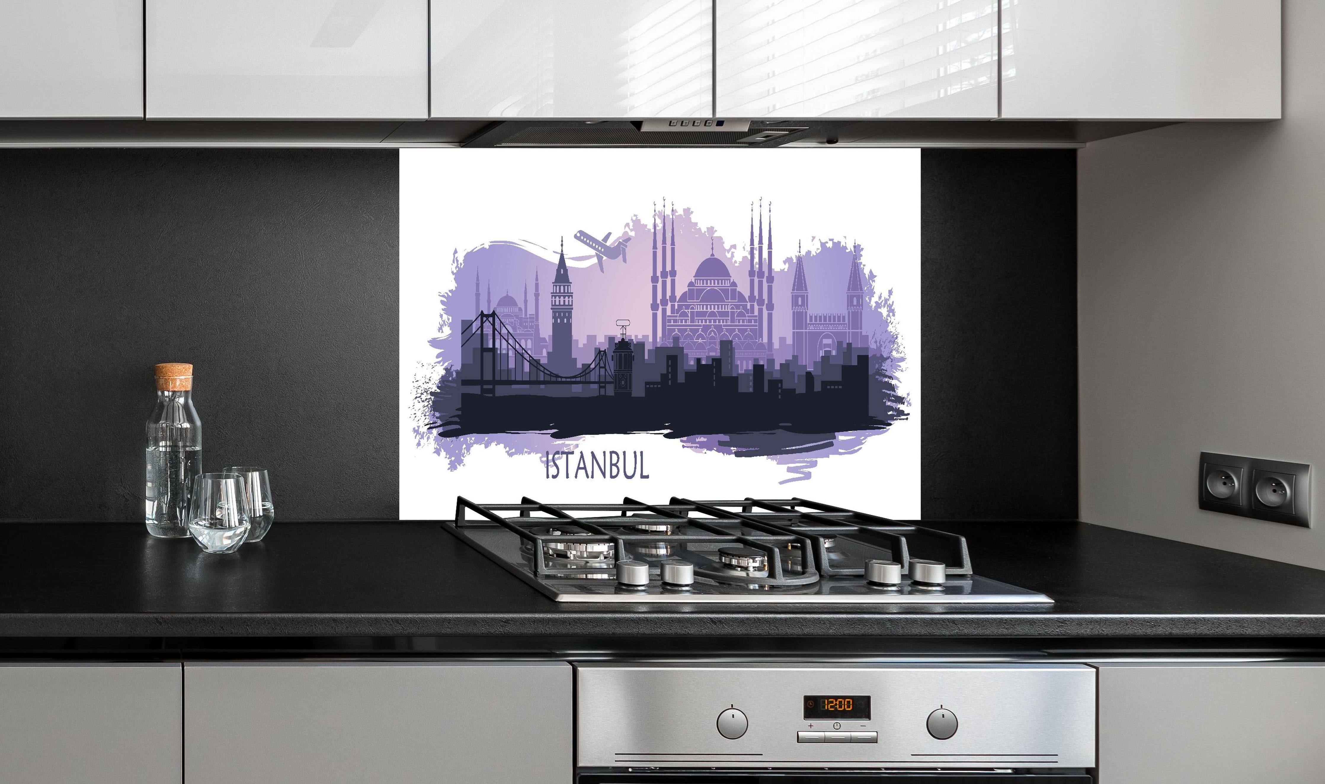 Spritzschutz - Purpur Skyline Istanbul mit Wahrzeichen hinter einem Cerankochfeld zwischen Holz-Kochutensilien