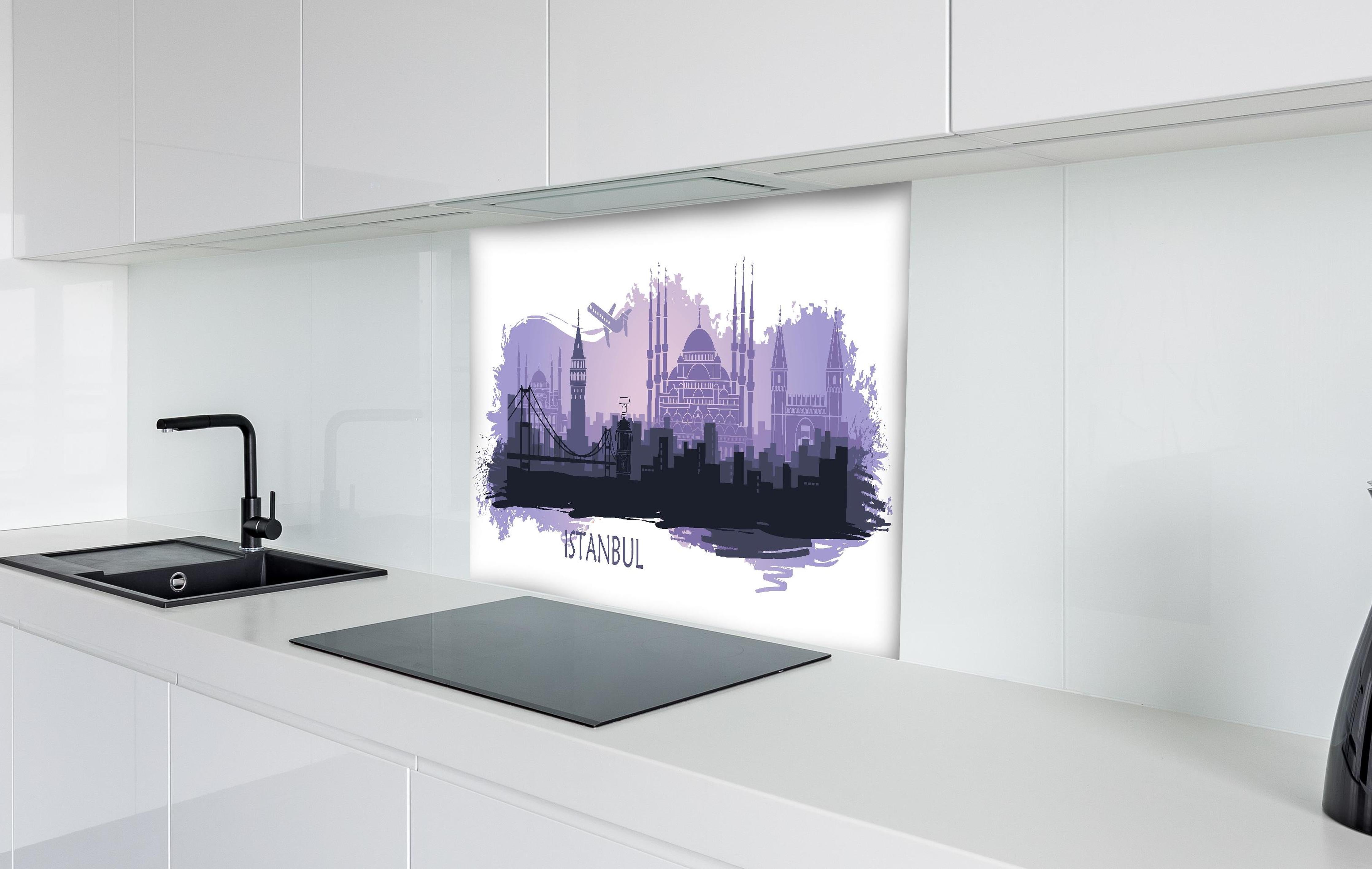 Spritzschutz - Purpur Skyline Istanbul mit Wahrzeichen hinter einem Cerankochfeld zwischen Holz-Kochutensilien