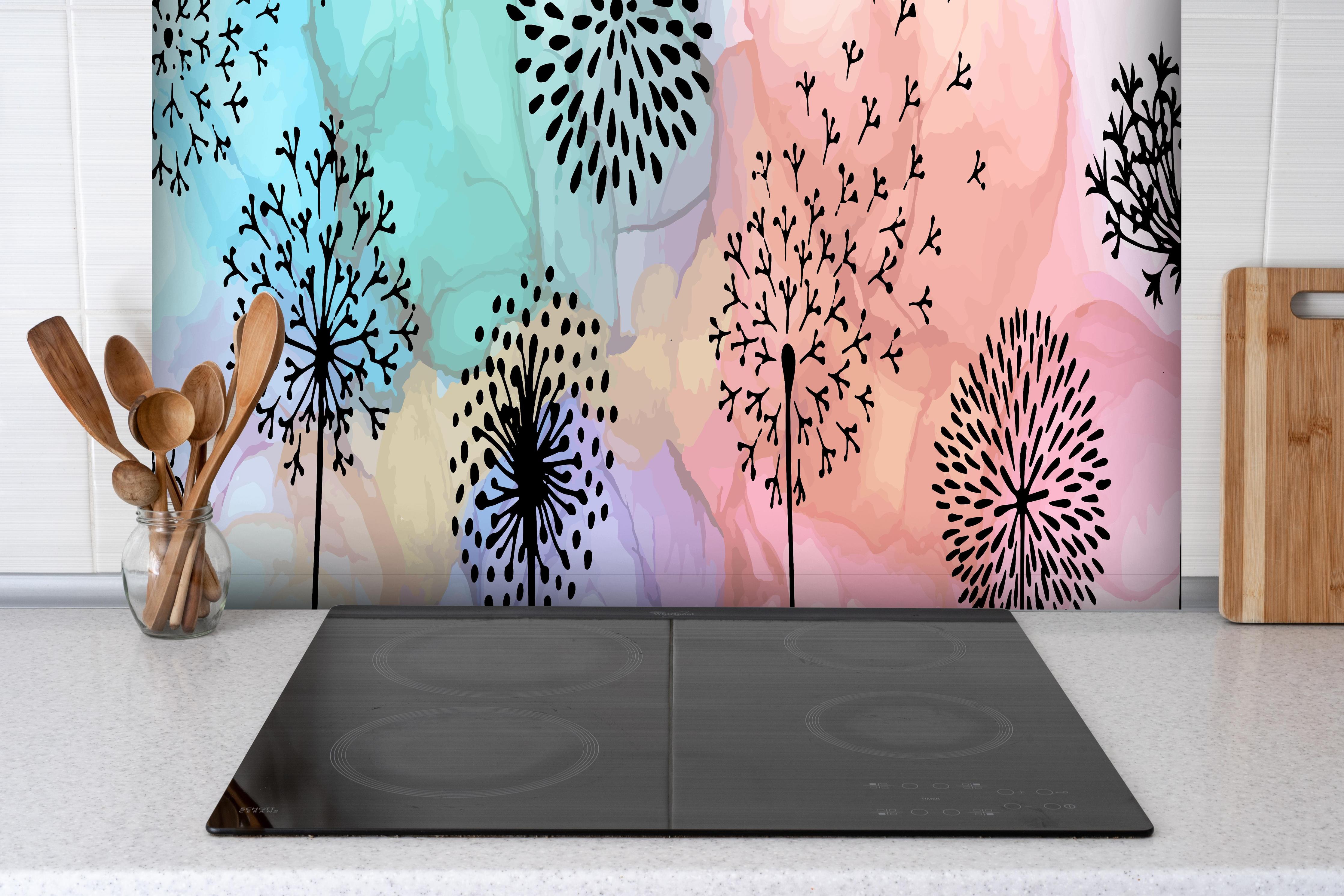 Spritzschutz - Pusteblume Aquarell hinter einem Cerankochfeld zwischen Holz-Kochutensilien