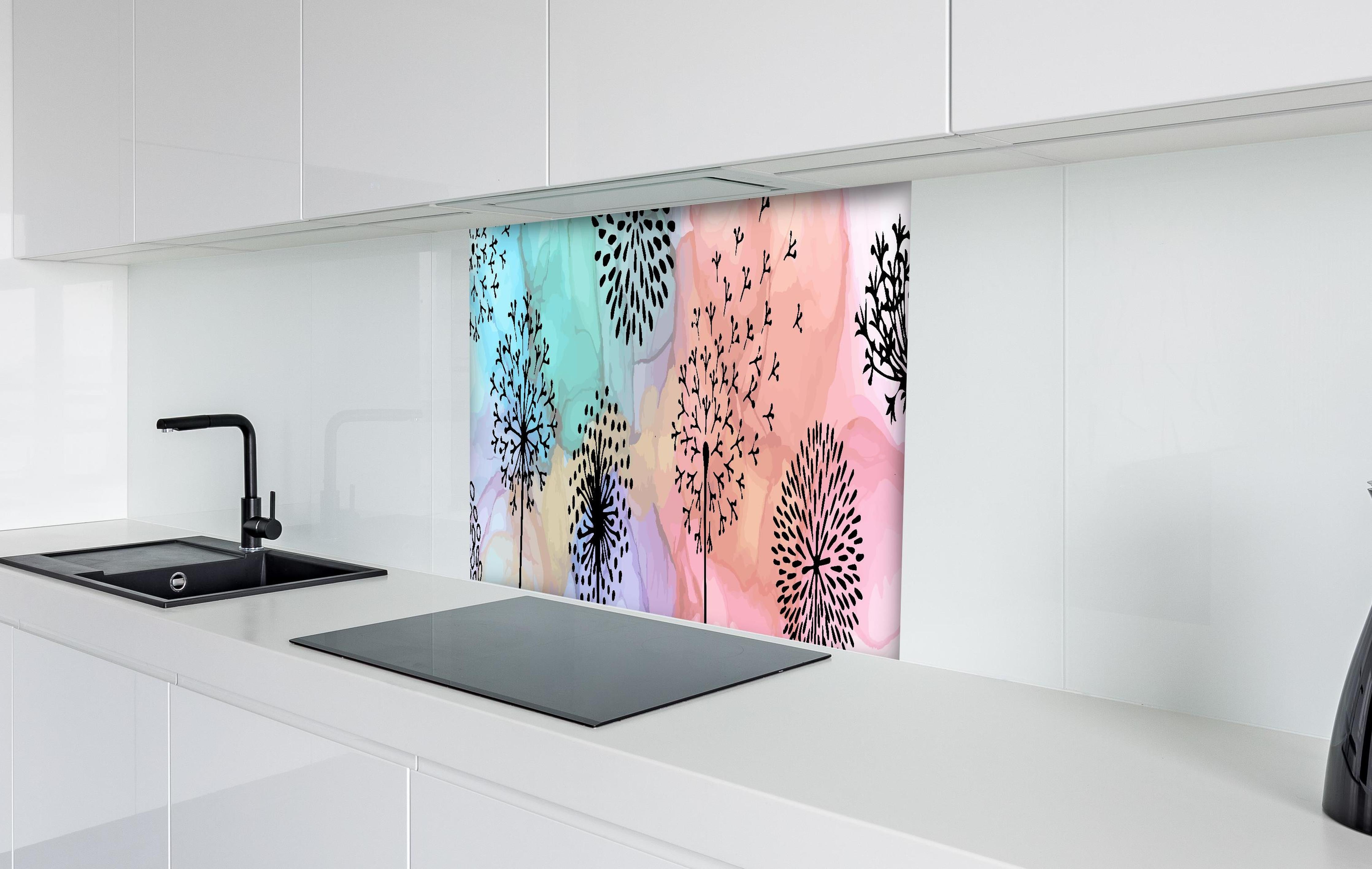 Spritzschutz - Pusteblume Aquarell hinter einem Cerankochfeld zwischen Holz-Kochutensilien