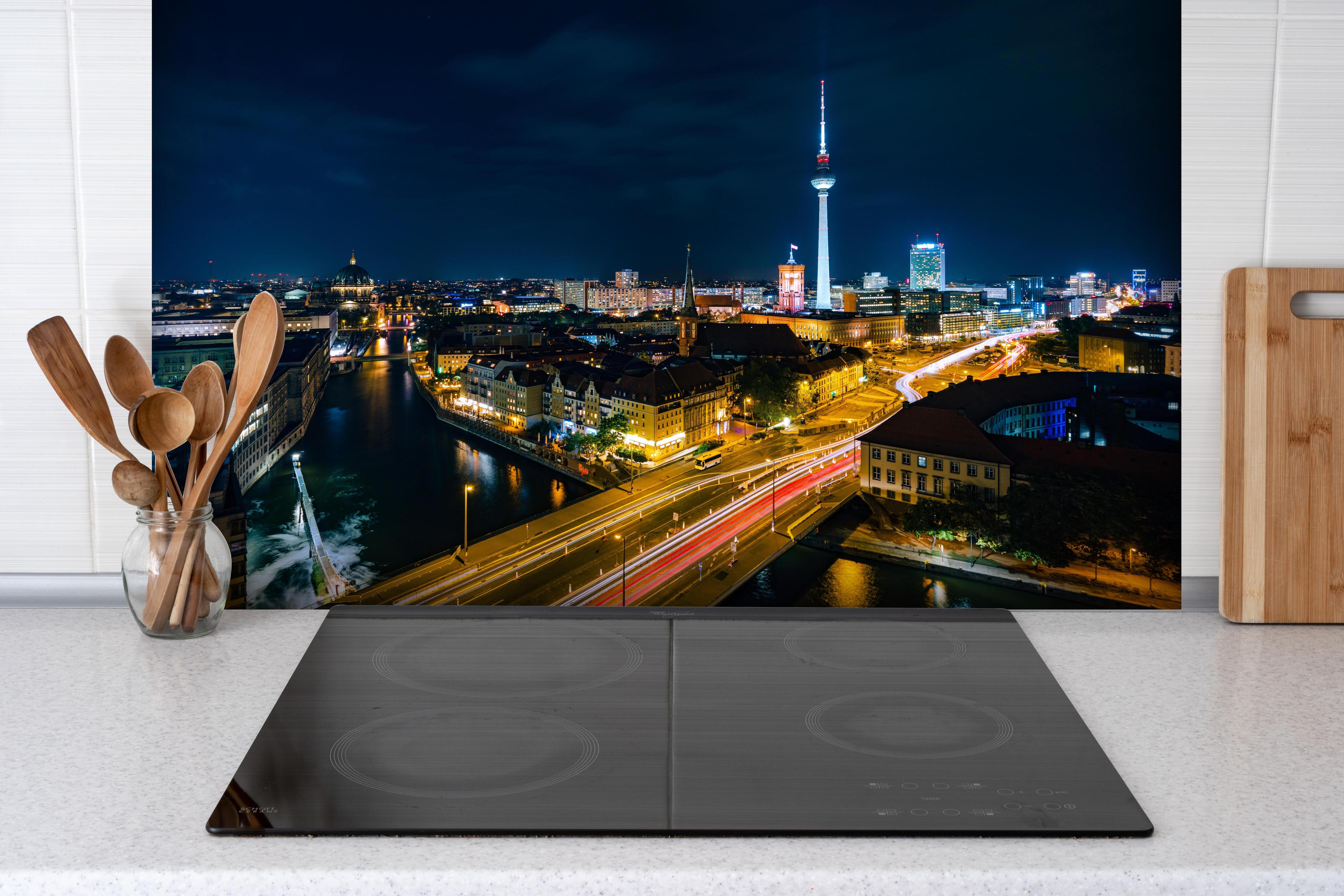 Spritzschutz - Pusteblume schwarz-weiß Hintergrund hinter einem Cerankochfeld zwischen Holz-Kochutensilien