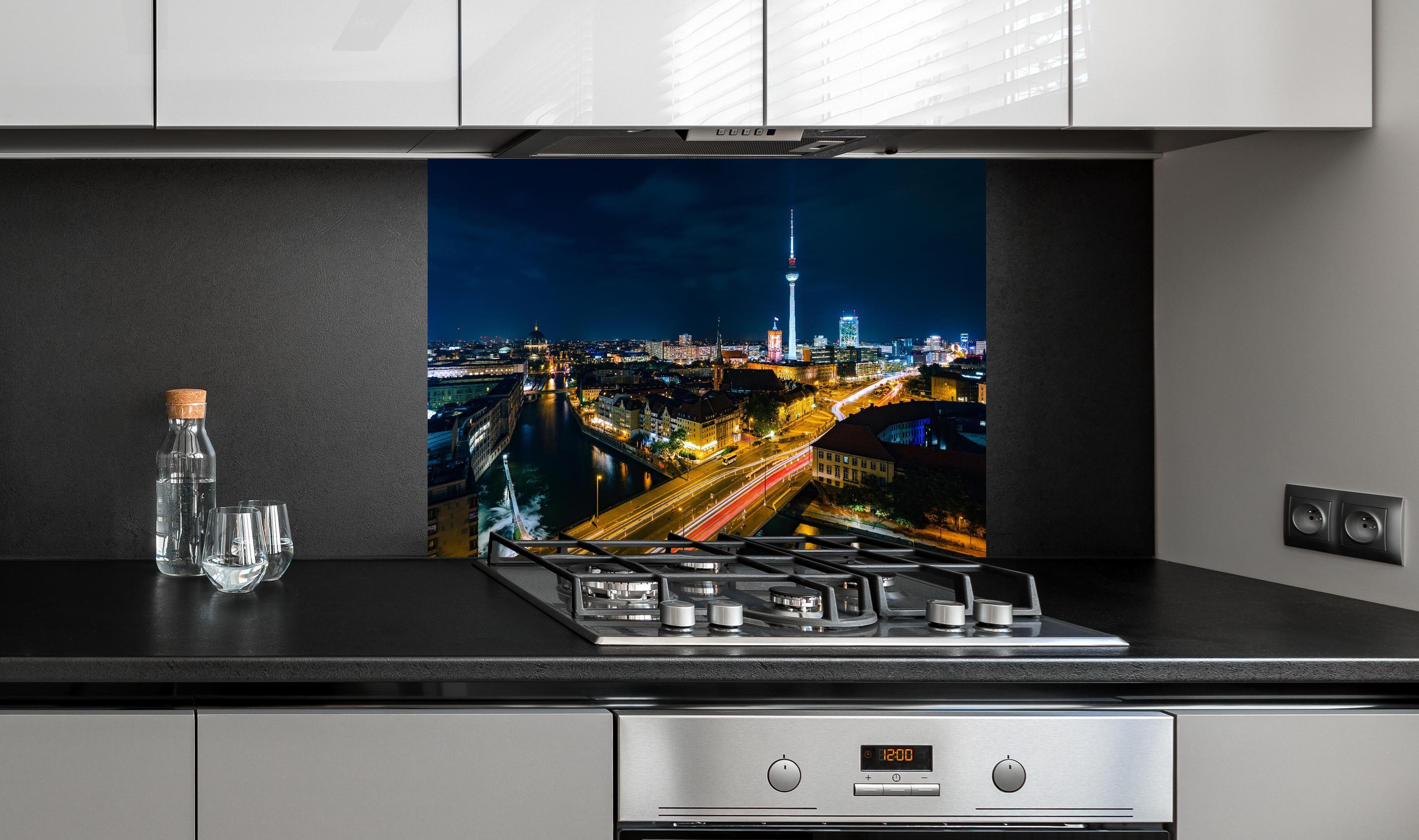 Spritzschutz - Pusteblume schwarz-weiß Hintergrund hinter einem Cerankochfeld zwischen Holz-Kochutensilien