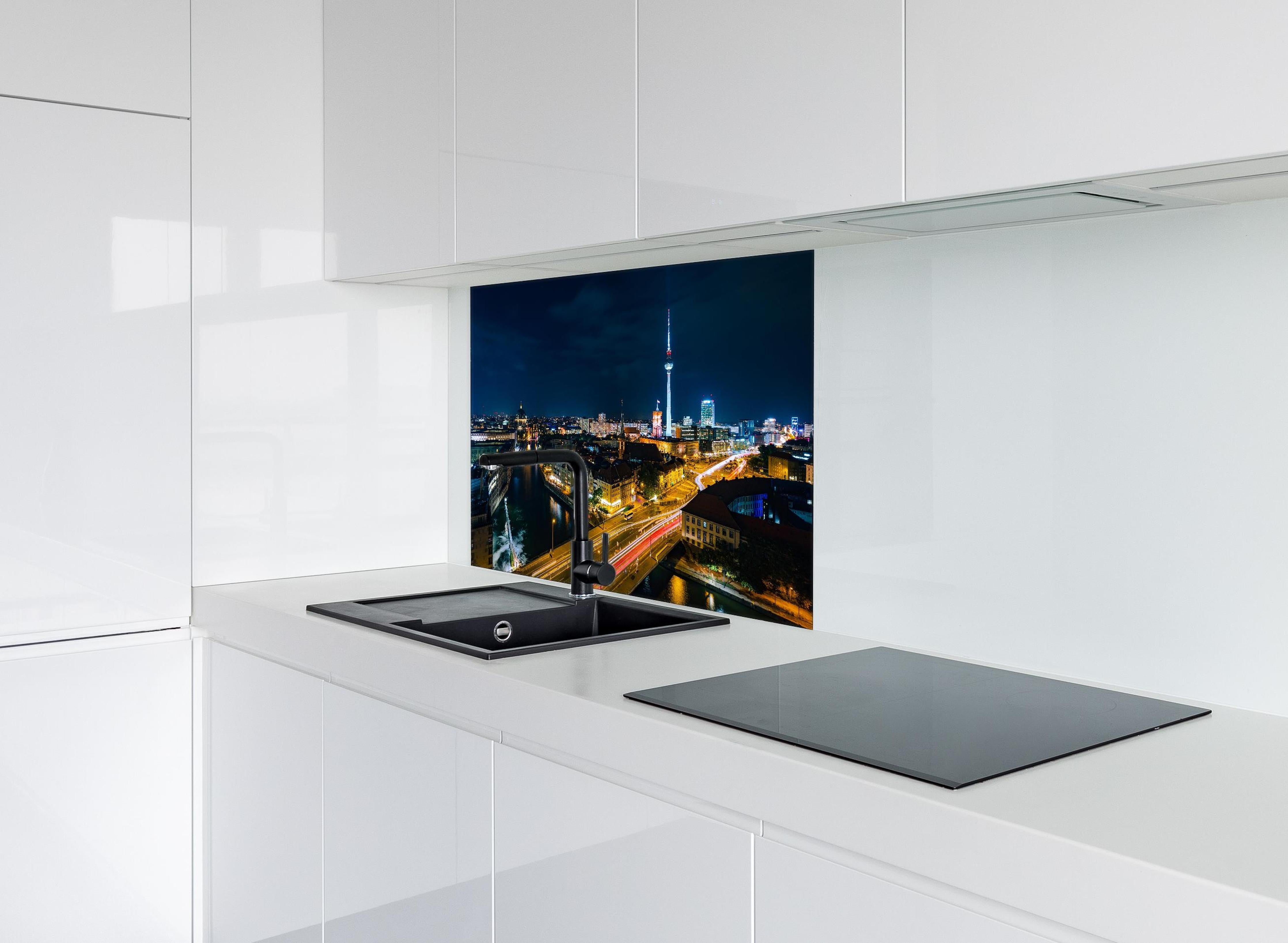 Spritzschutz - Pusteblume schwarz-weiß Hintergrund hinter einem Cerankochfeld zwischen Holz-Kochutensilien