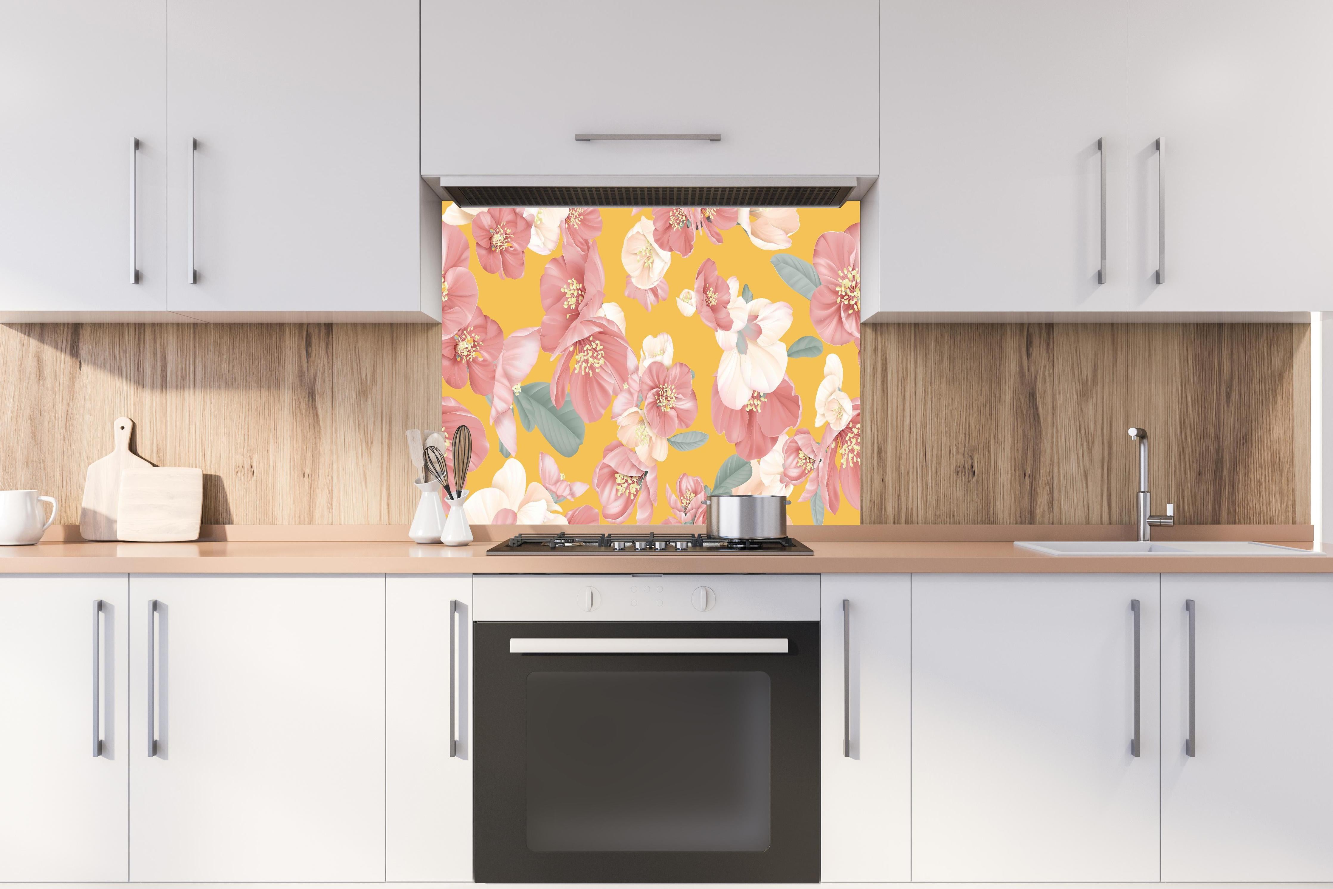 Spritzschutz - Quince Flowers Nahtloses Muster Pastellgelb hinter einem Cerankochfeld zwischen Holz-Kochutensilien