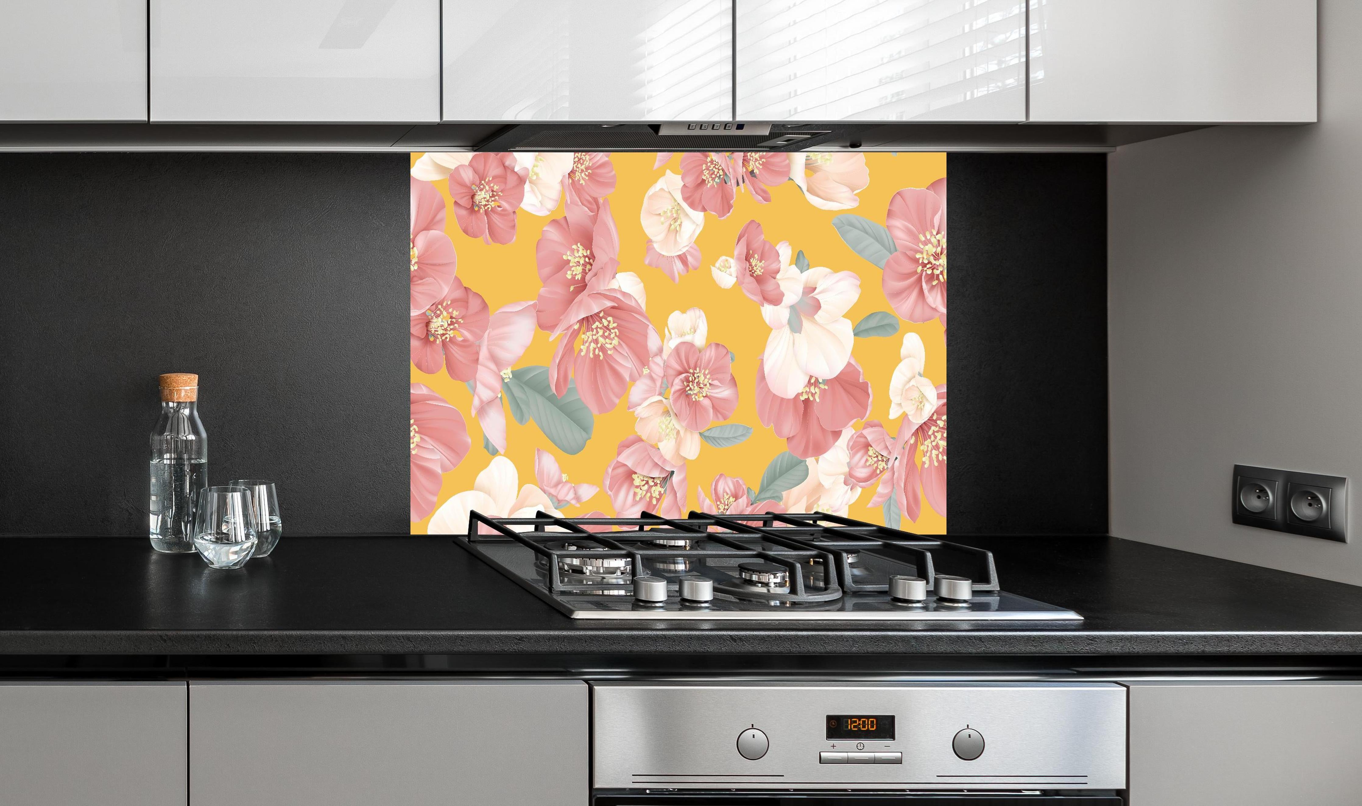 Spritzschutz - Quince Flowers Nahtloses Muster Pastellgelb hinter einem Cerankochfeld zwischen Holz-Kochutensilien