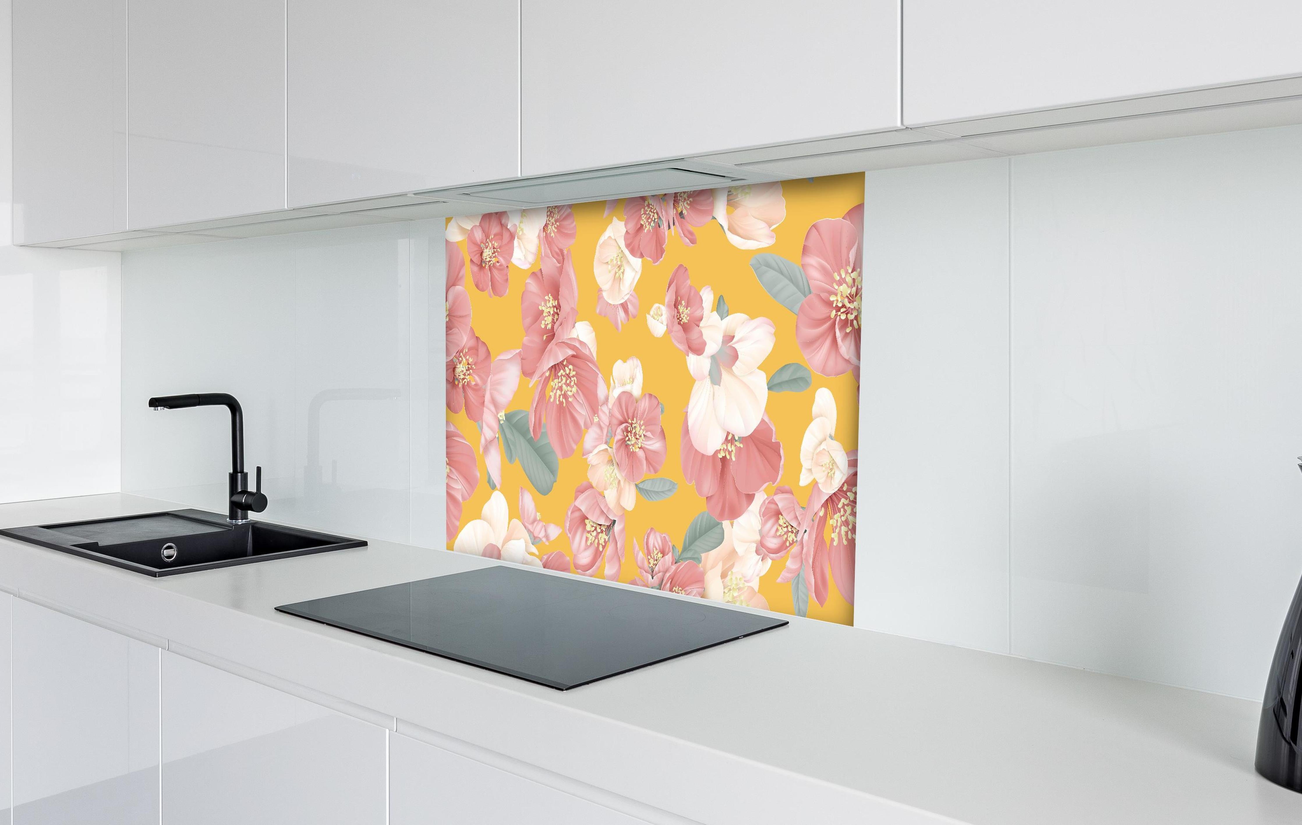 Spritzschutz - Quince Flowers Nahtloses Muster Pastellgelb hinter einem Cerankochfeld zwischen Holz-Kochutensilien