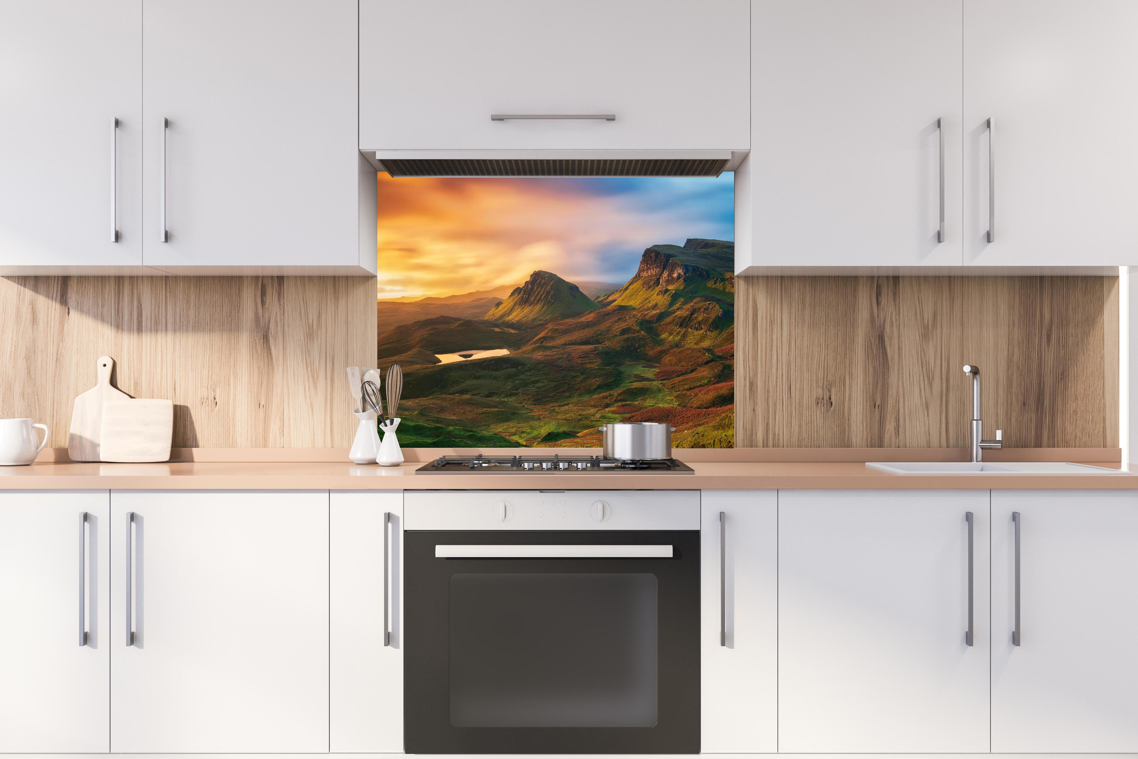 Spritzschutz - Quiraing-Berge bei Sonnenuntergang, Schottland hinter einem Cerankochfeld zwischen Holz-Kochutensilien