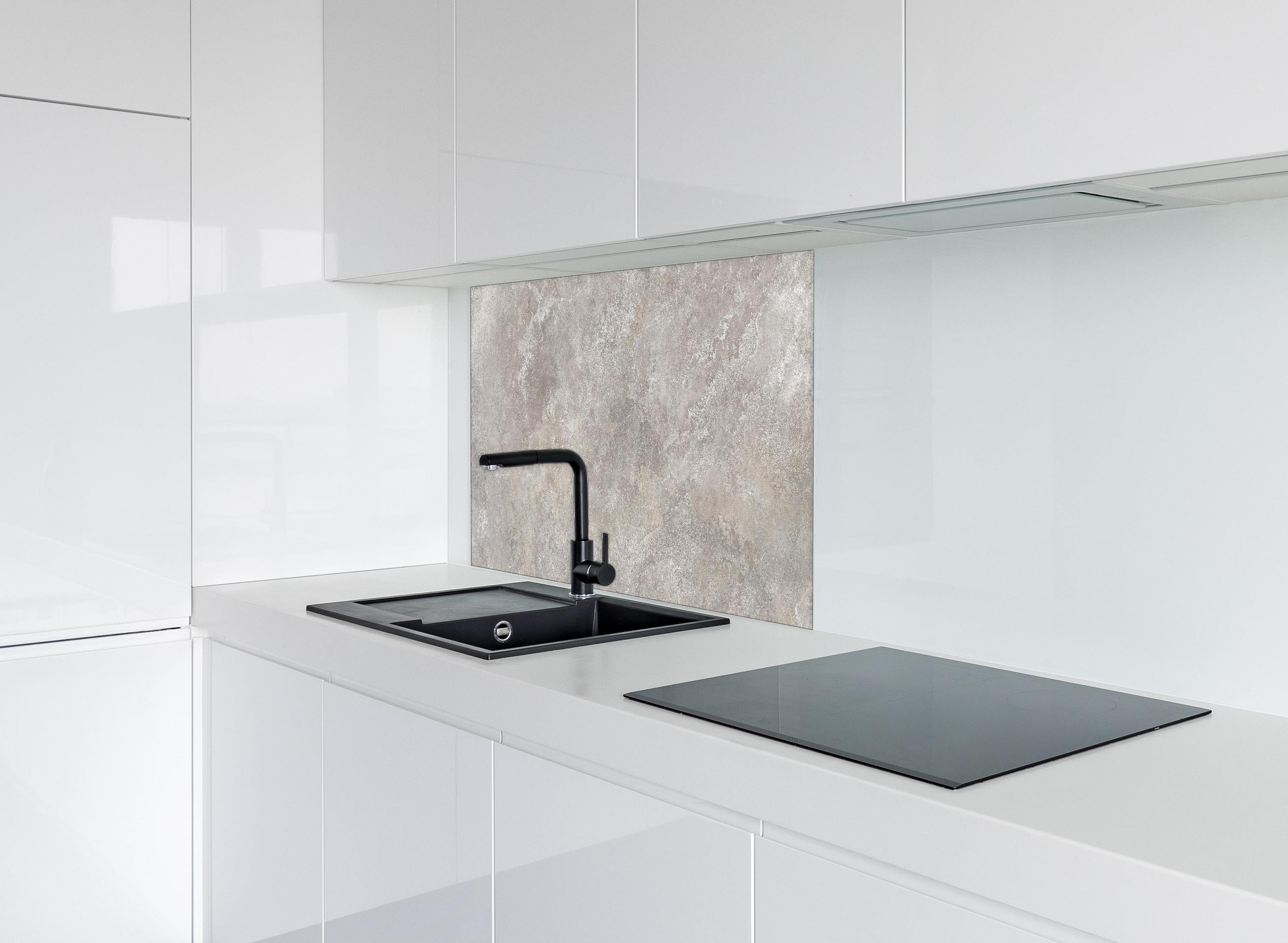 Spritzschutz - Raue Zement Struktur hinter einem Cerankochfeld zwischen Holz-Kochutensilien