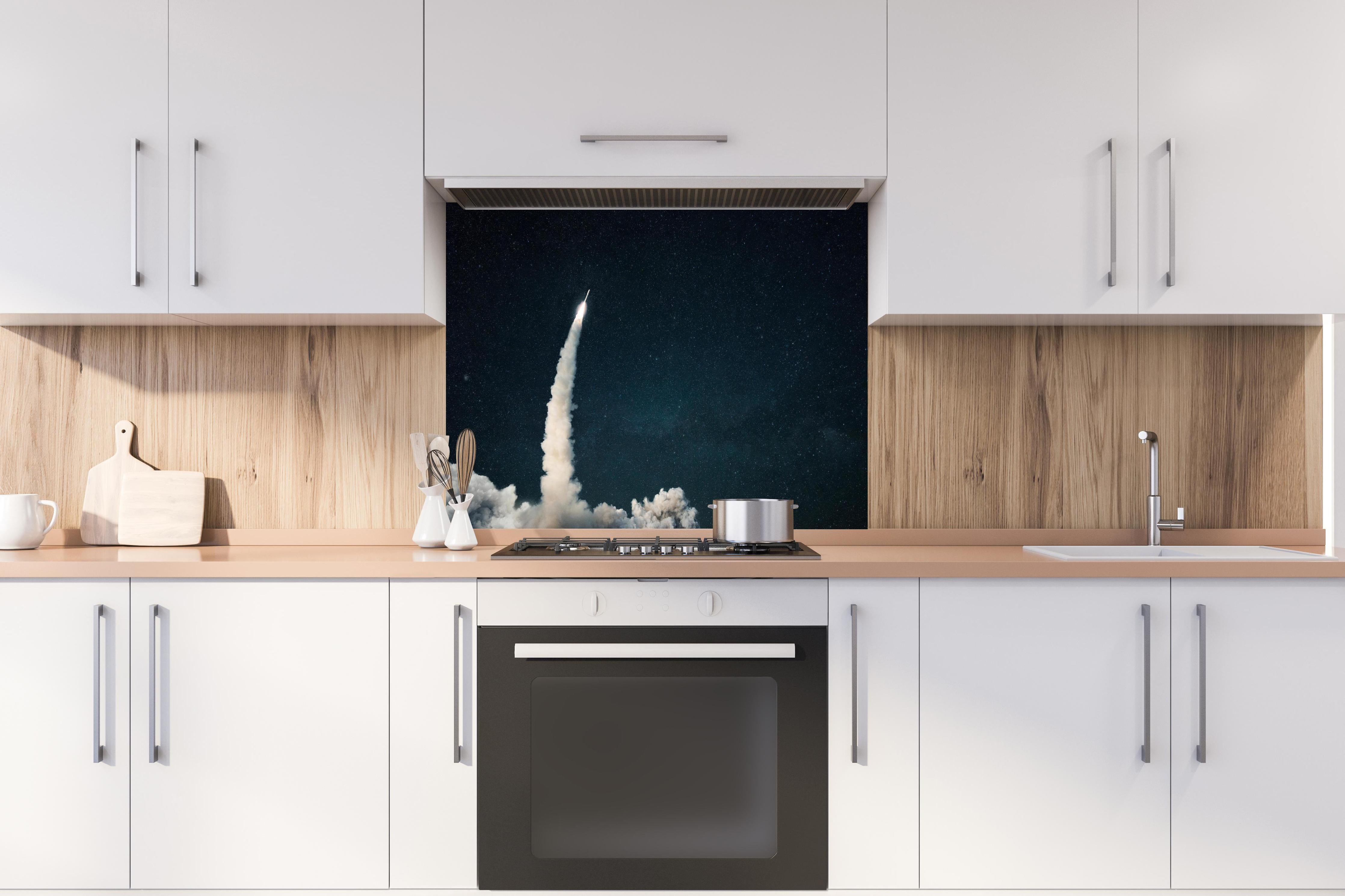 Spritzschutz - Raumschiffstart in den Weltraum hinter einem Cerankochfeld zwischen Holz-Kochutensilien