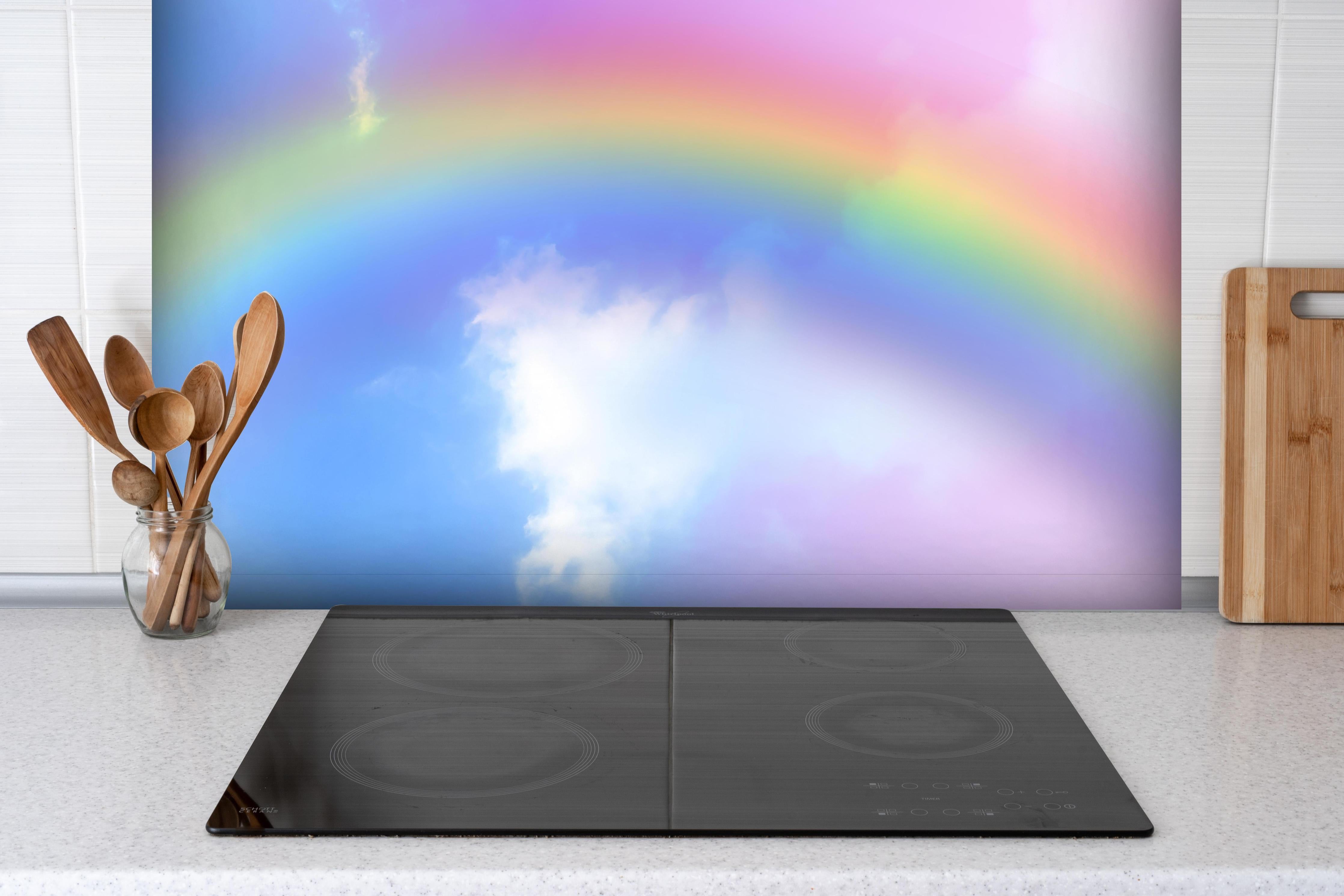 Spritzschutz - Regenbogen im Wolkenhimmel hinter einem Cerankochfeld zwischen Holz-Kochutensilien