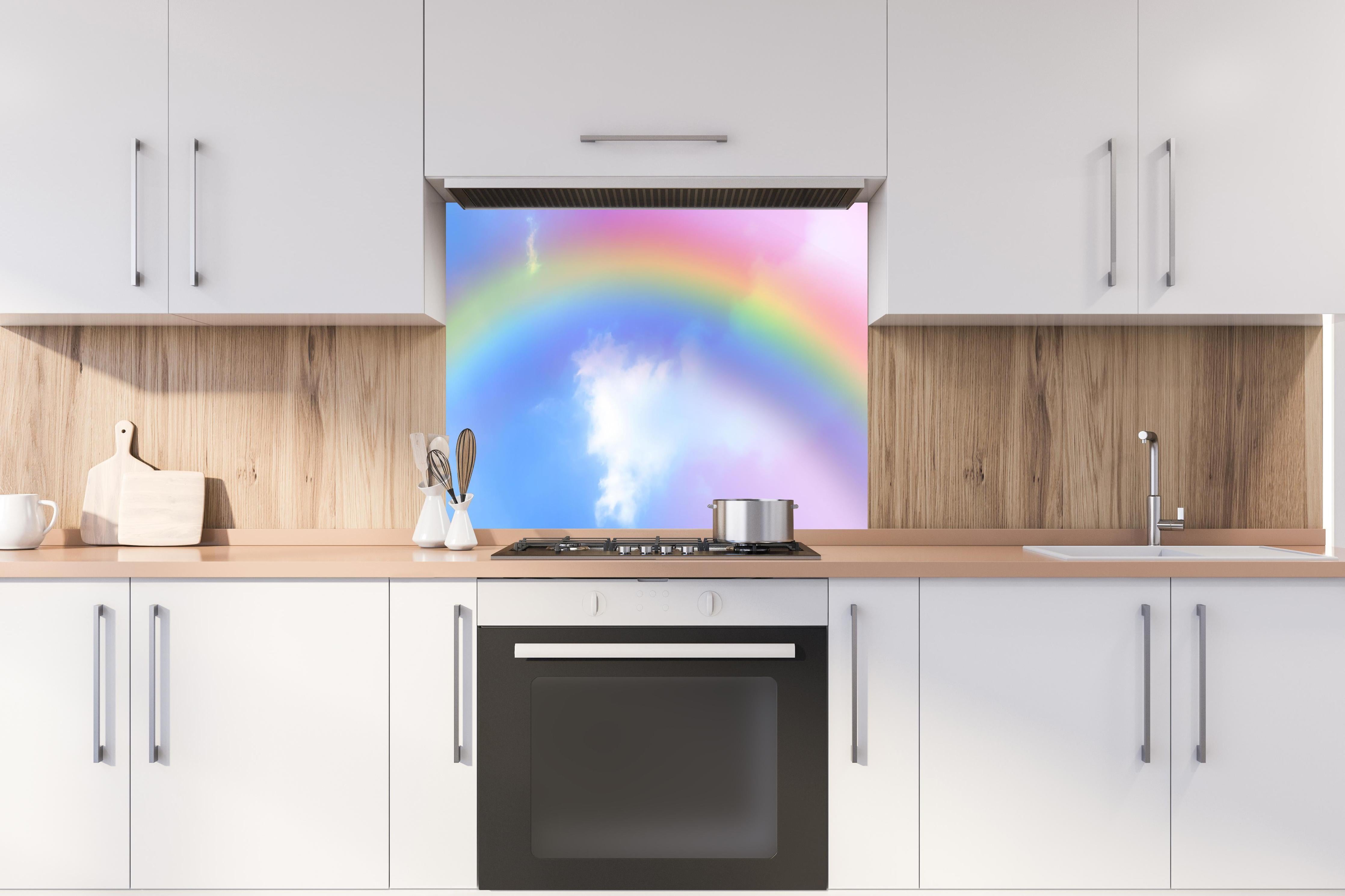 Spritzschutz - Regenbogen im Wolkenhimmel hinter einem Cerankochfeld zwischen Holz-Kochutensilien