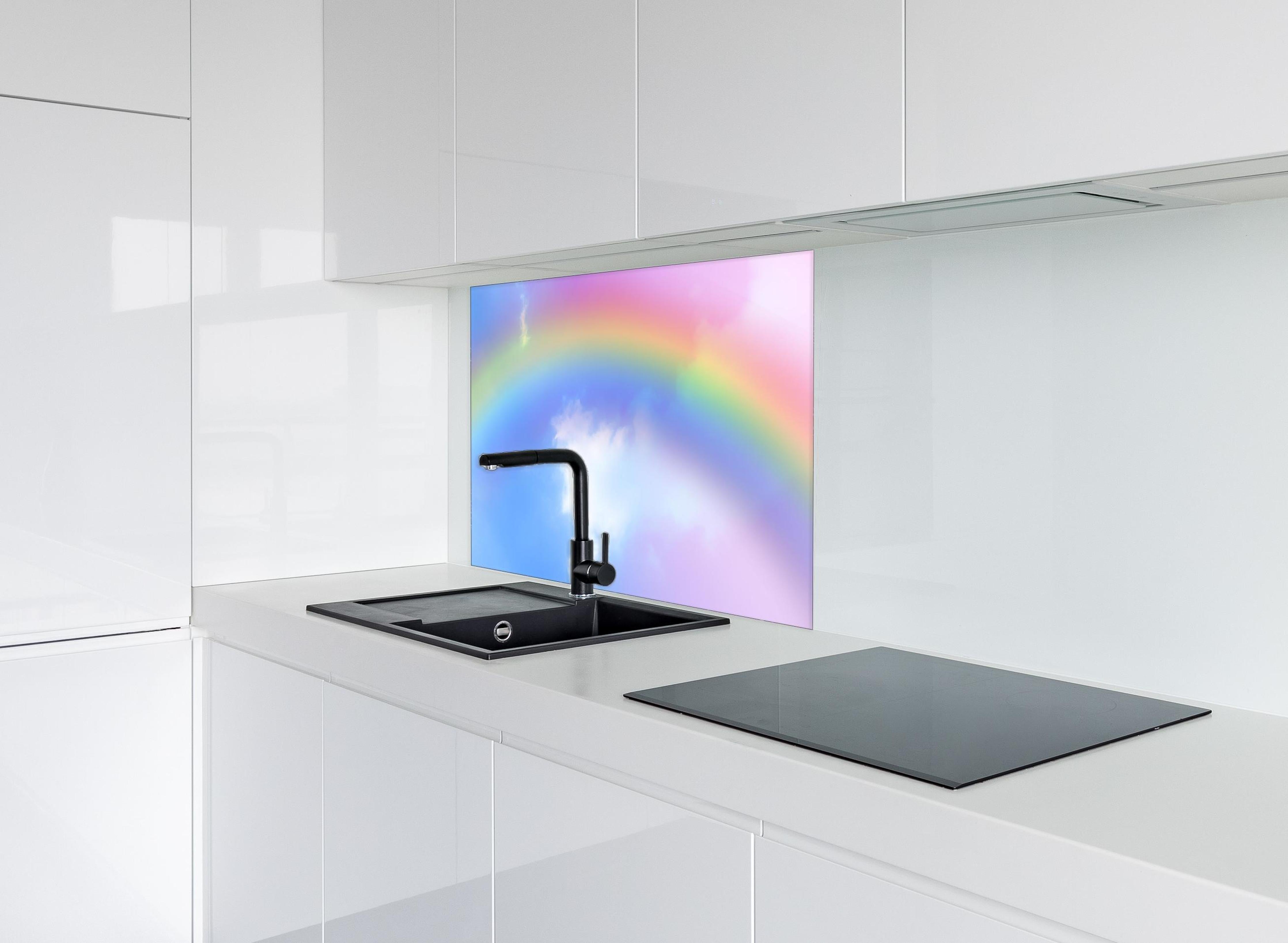 Spritzschutz - Regenbogen im Wolkenhimmel hinter einem Cerankochfeld zwischen Holz-Kochutensilien