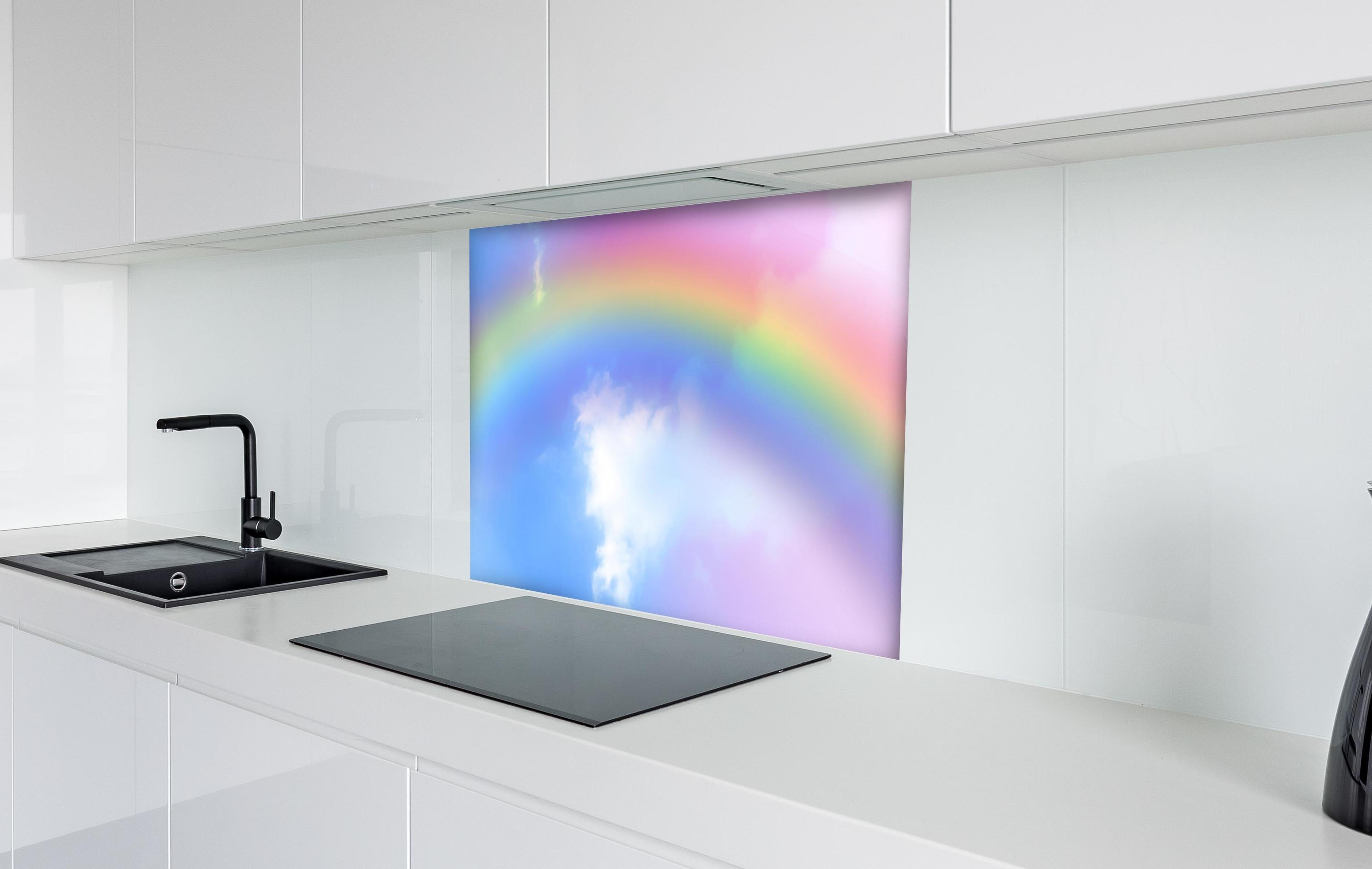 Spritzschutz - Regenbogen im Wolkenhimmel hinter einem Cerankochfeld zwischen Holz-Kochutensilien