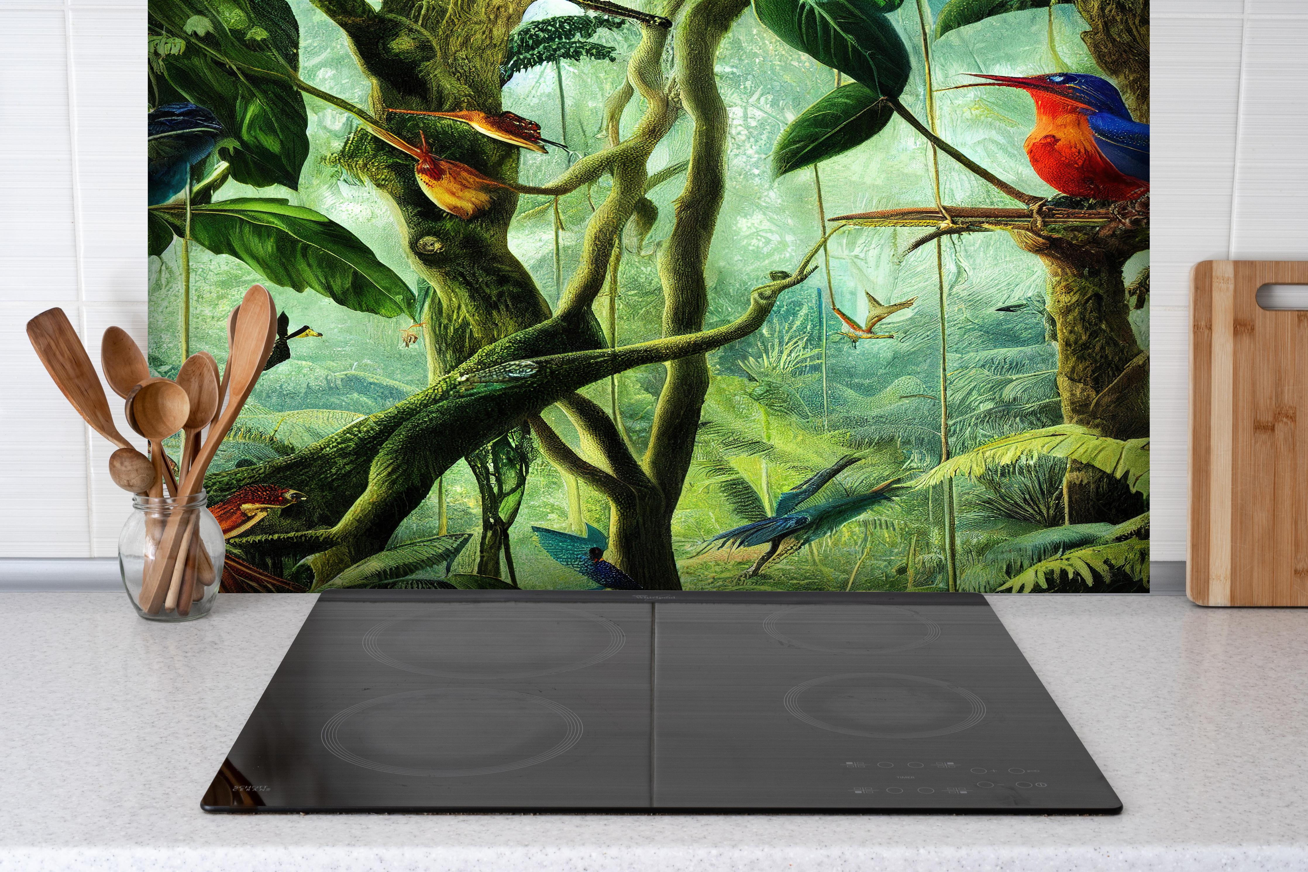 Spritzschutz - Regenwald mit exotischen Tieren hinter einem Cerankochfeld zwischen Holz-Kochutensilien