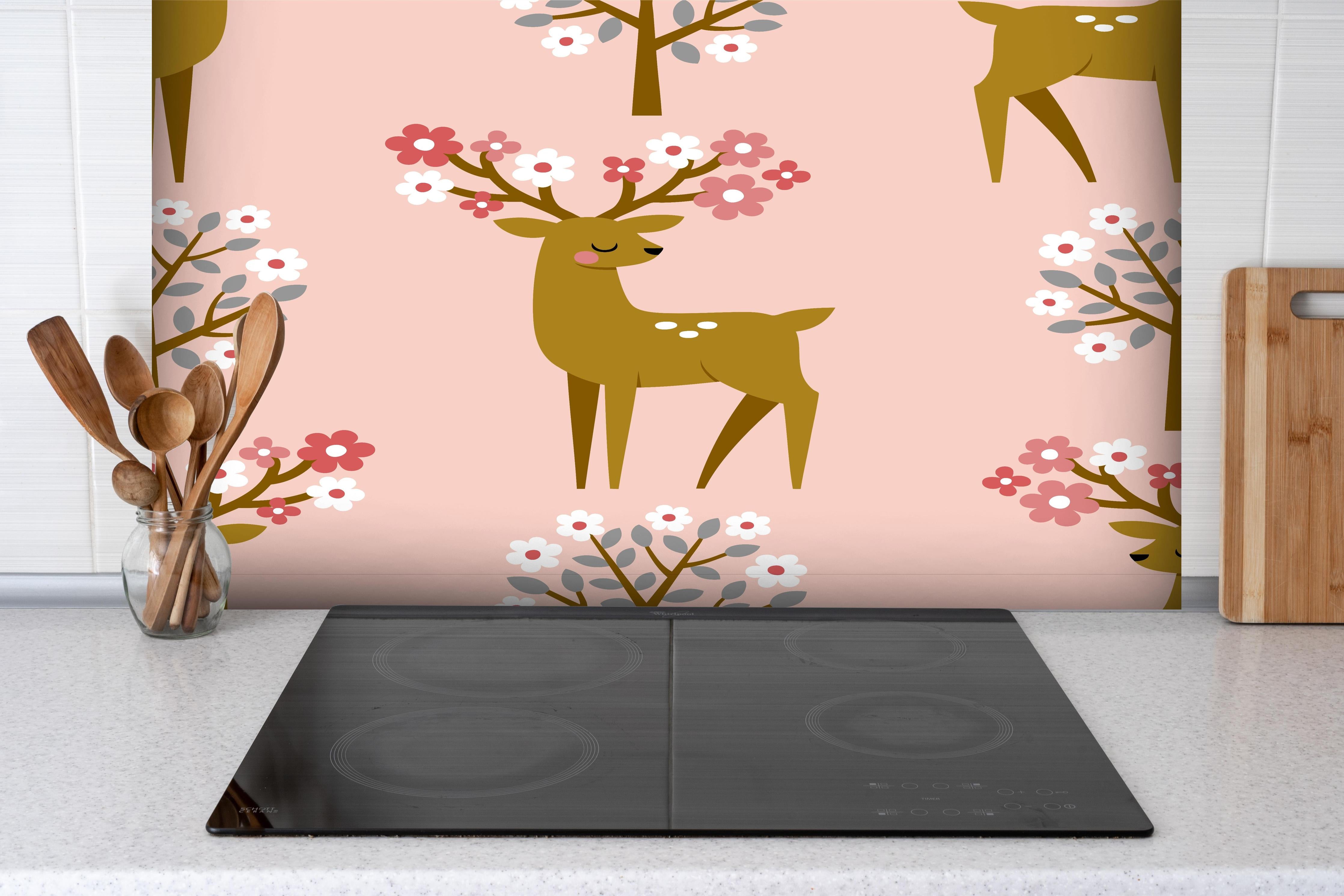 Spritzschutz - Reh mit Blüten Geweih auf Rosa Hintergrund hinter einem Cerankochfeld zwischen Holz-Kochutensilien
