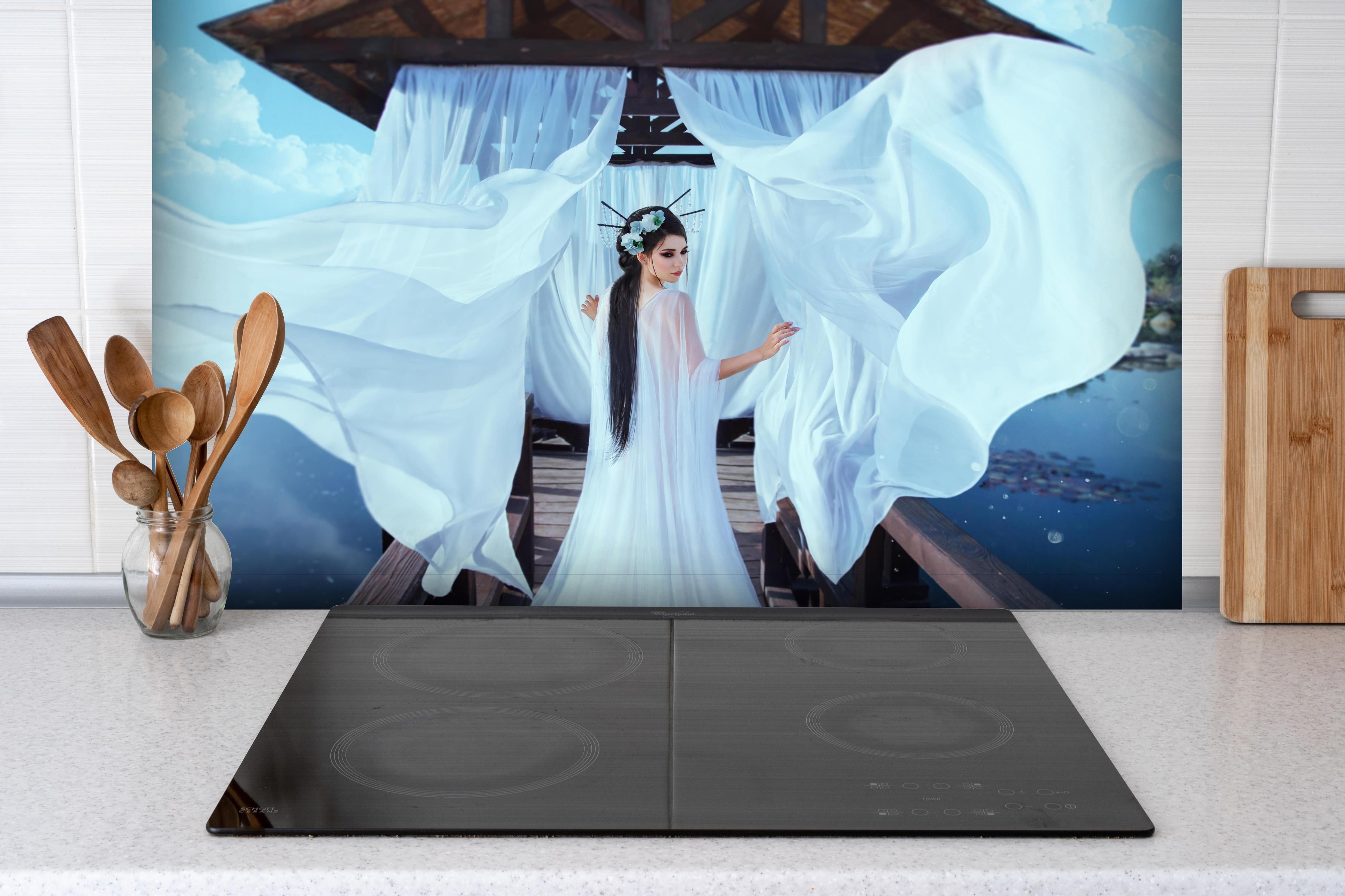 Spritzschutz - Reines Japanisches Porträt hinter einem Cerankochfeld zwischen Holz-Kochutensilien