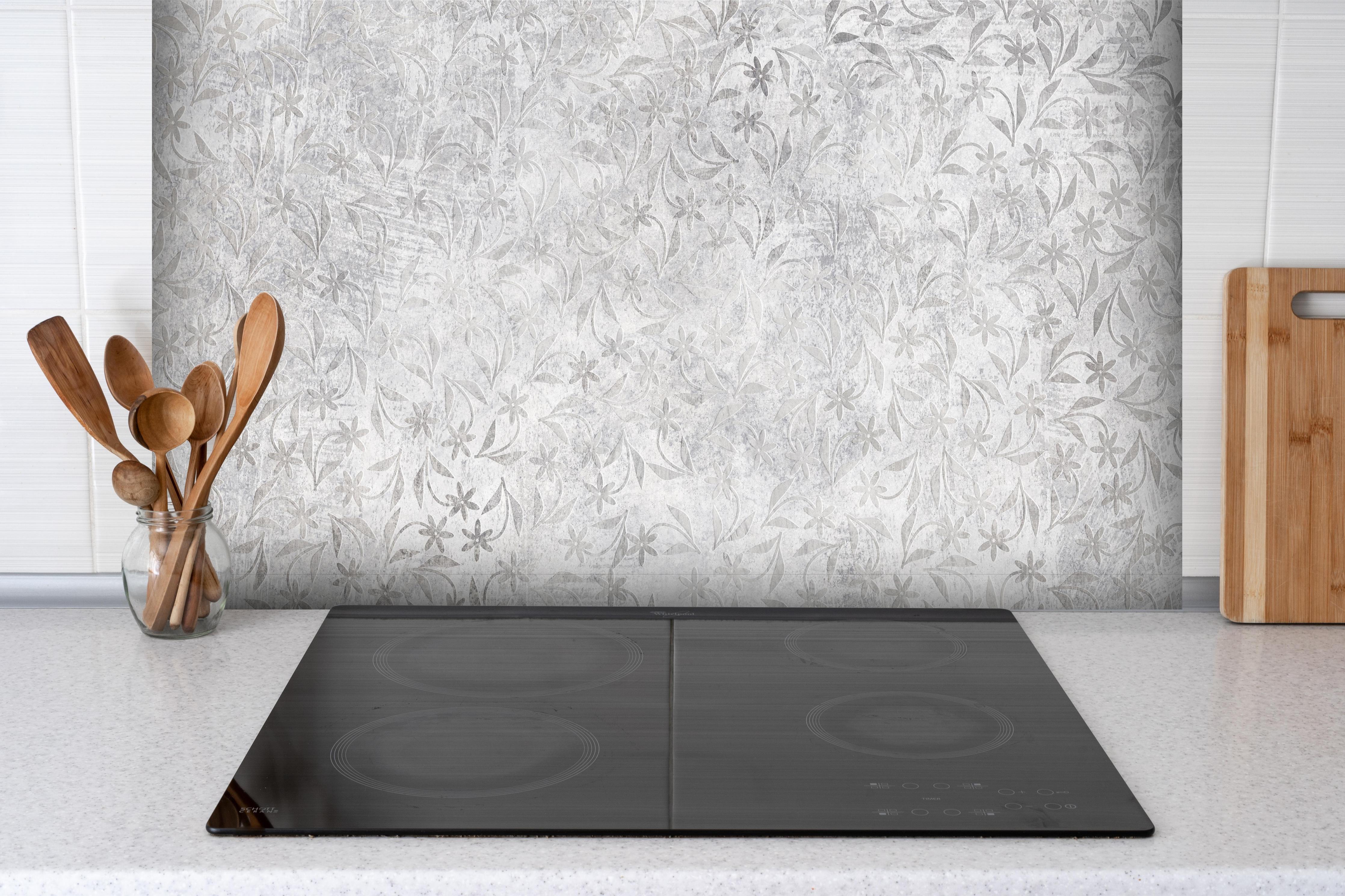Spritzschutz - Retro Blumen Textur hinter einem Cerankochfeld zwischen Holz-Kochutensilien