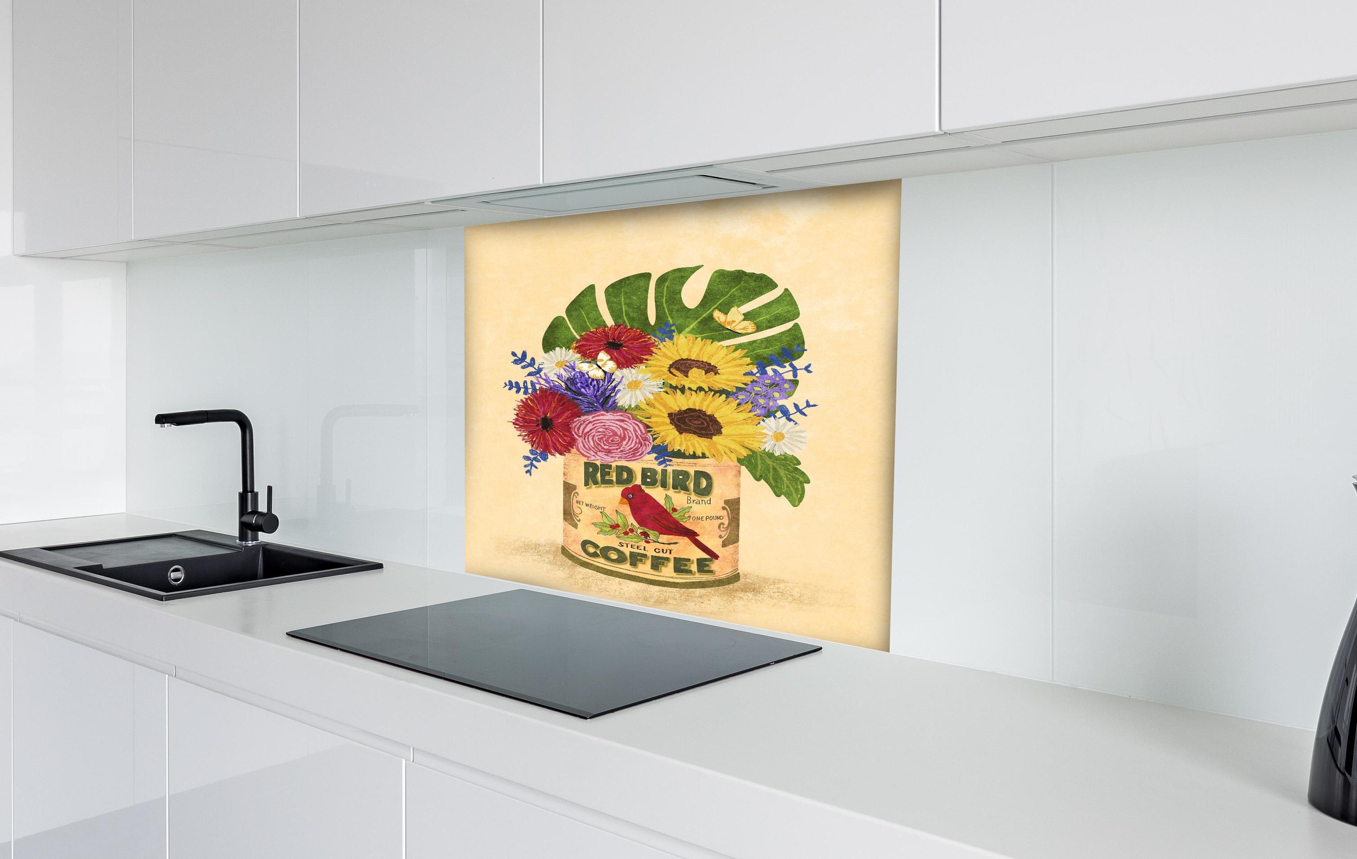 Spritzschutz - Retro Blumen in Vintage Kaffeedose hinter einem Cerankochfeld zwischen Holz-Kochutensilien