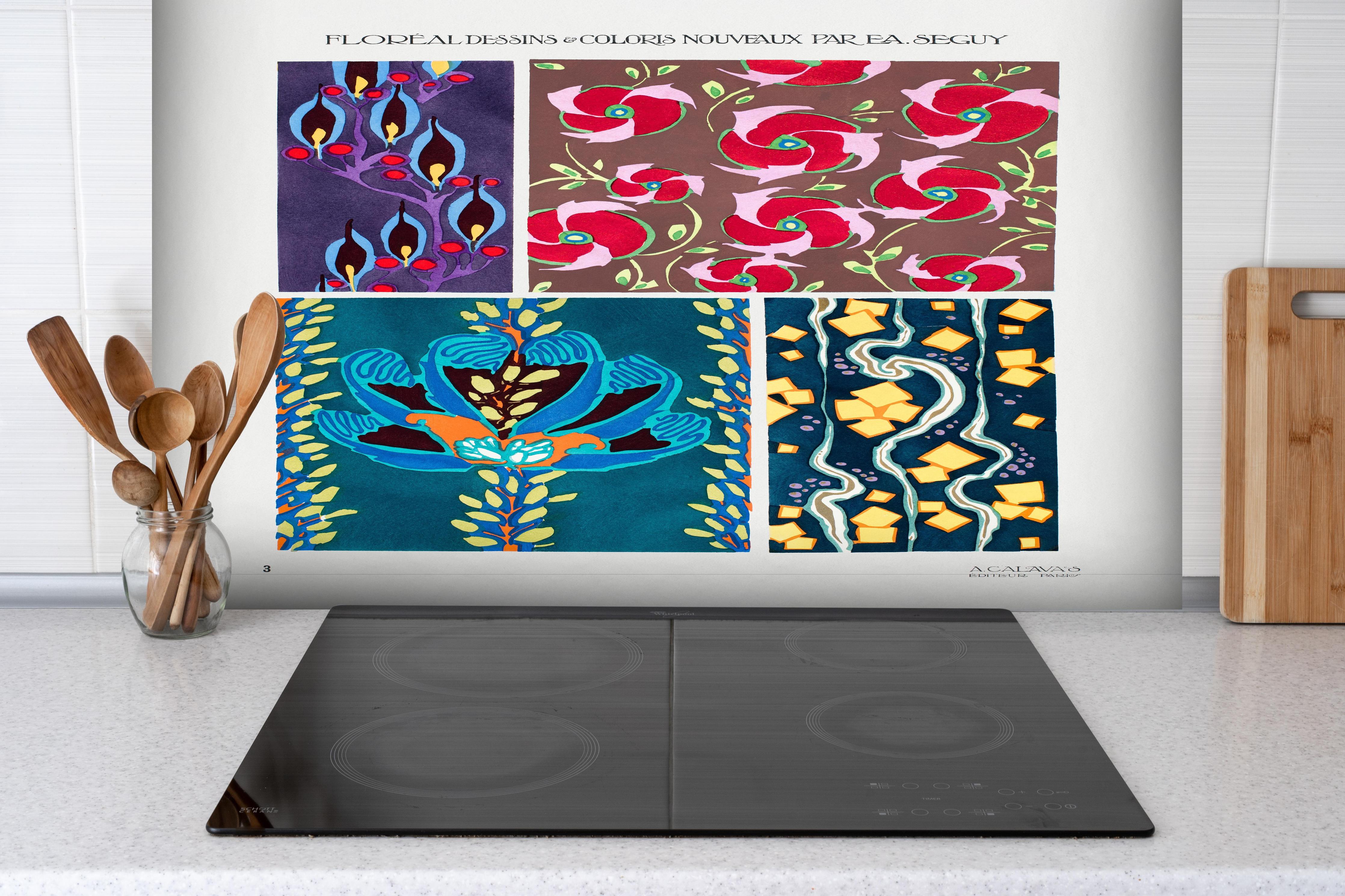 Spritzschutz - Retro-Blumenzeichnung von Meisterkünstler hinter einem Cerankochfeld zwischen Holz-Kochutensilien