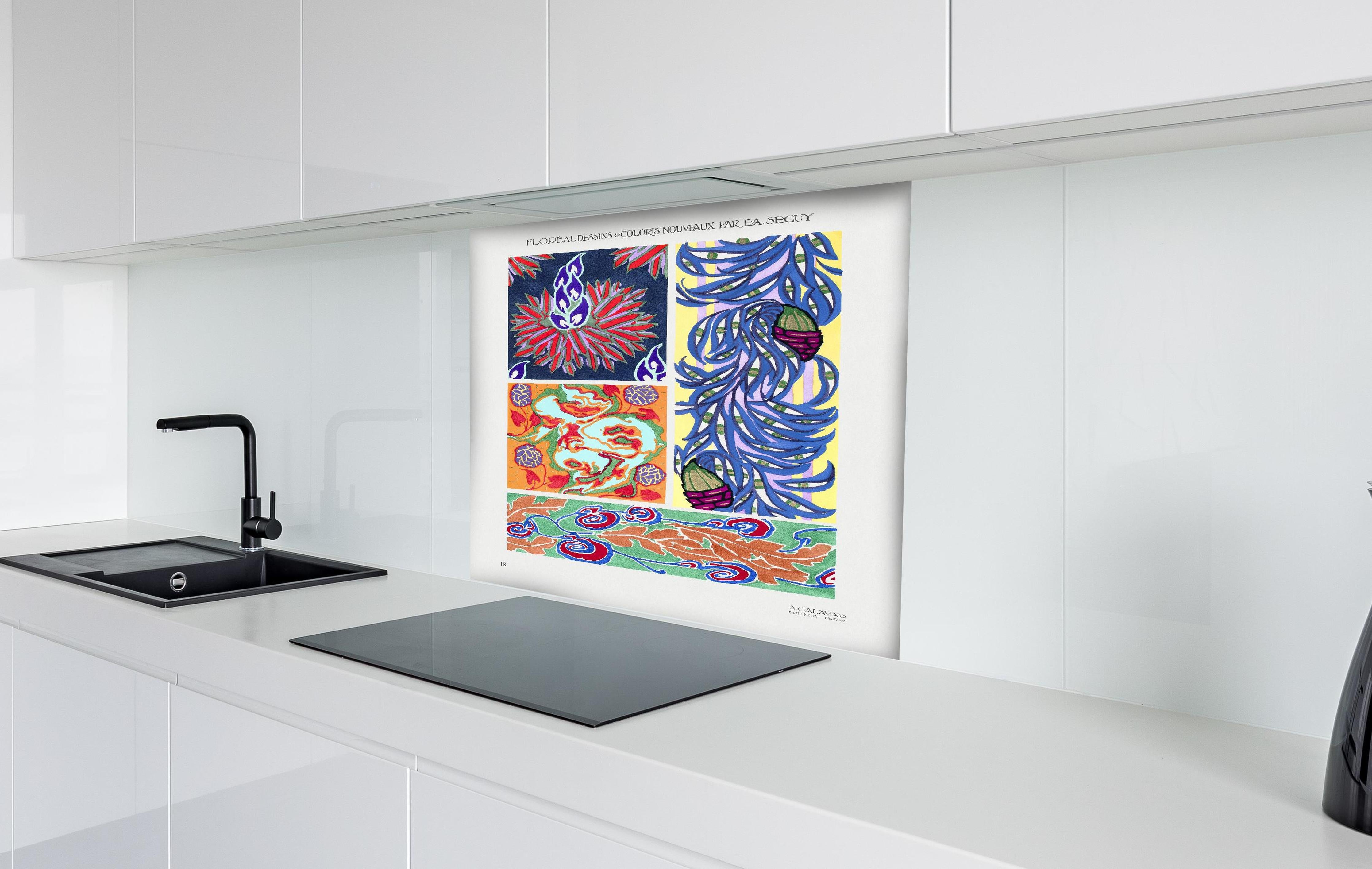 Spritzschutz - Retro Botanik Zeichnung von E.A. Seguy hinter einem Cerankochfeld zwischen Holz-Kochutensilien