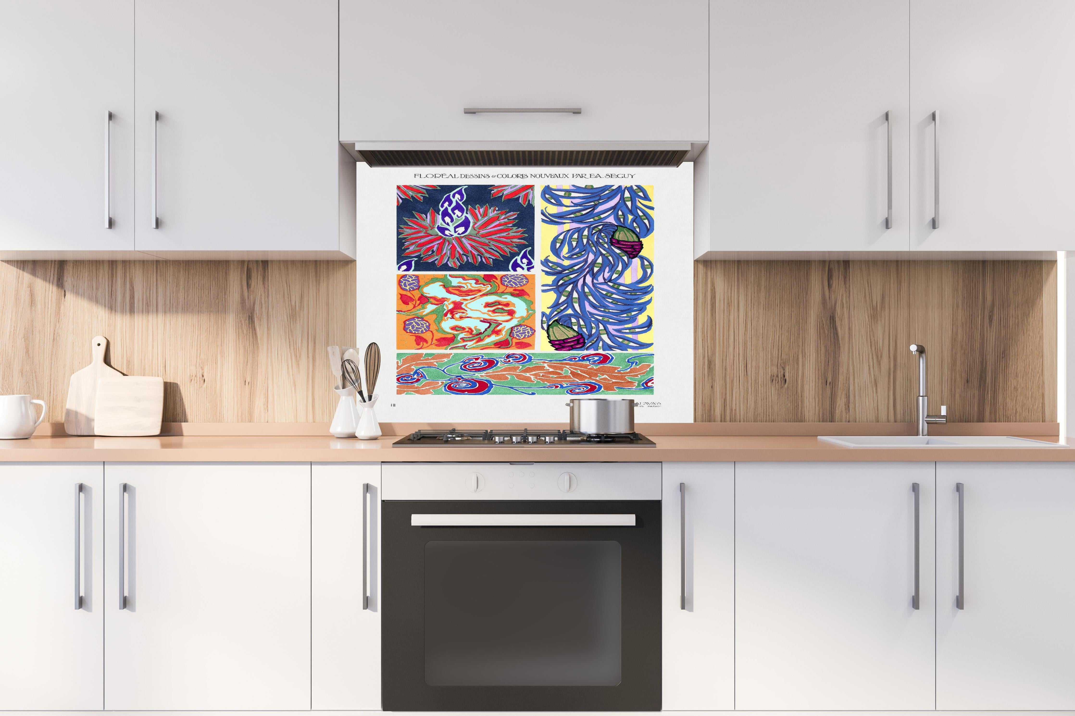 Spritzschutz - Retro Botanik Zeichnung von E.A. Seguy hinter einem Cerankochfeld zwischen Holz-Kochutensilien