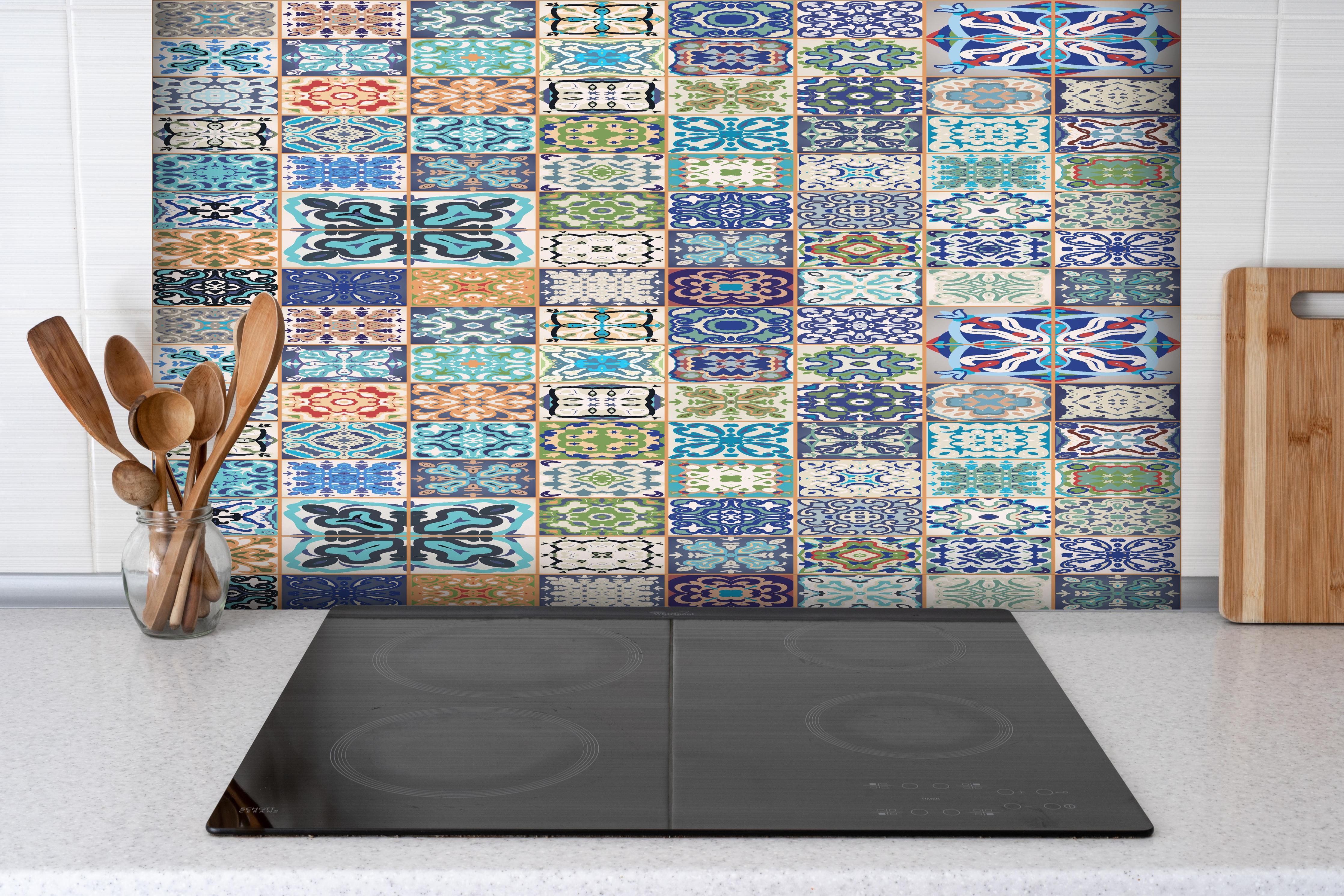Spritzschutz - Retro Fliesenmuster in lebendigen Farben hinter einem Cerankochfeld zwischen Holz-Kochutensilien