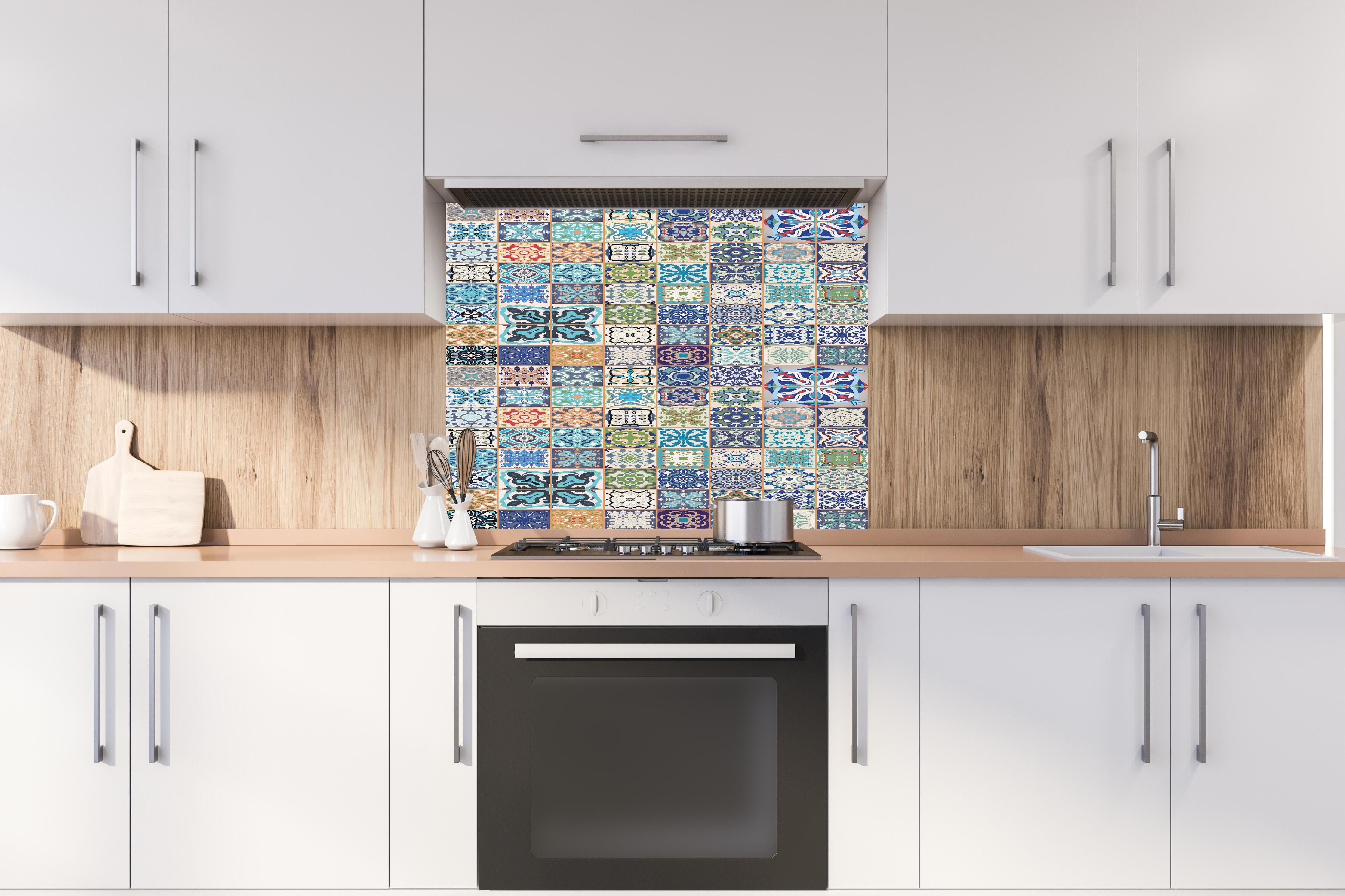 Spritzschutz - Retro Fliesenmuster in lebendigen Farben hinter einem Cerankochfeld zwischen Holz-Kochutensilien