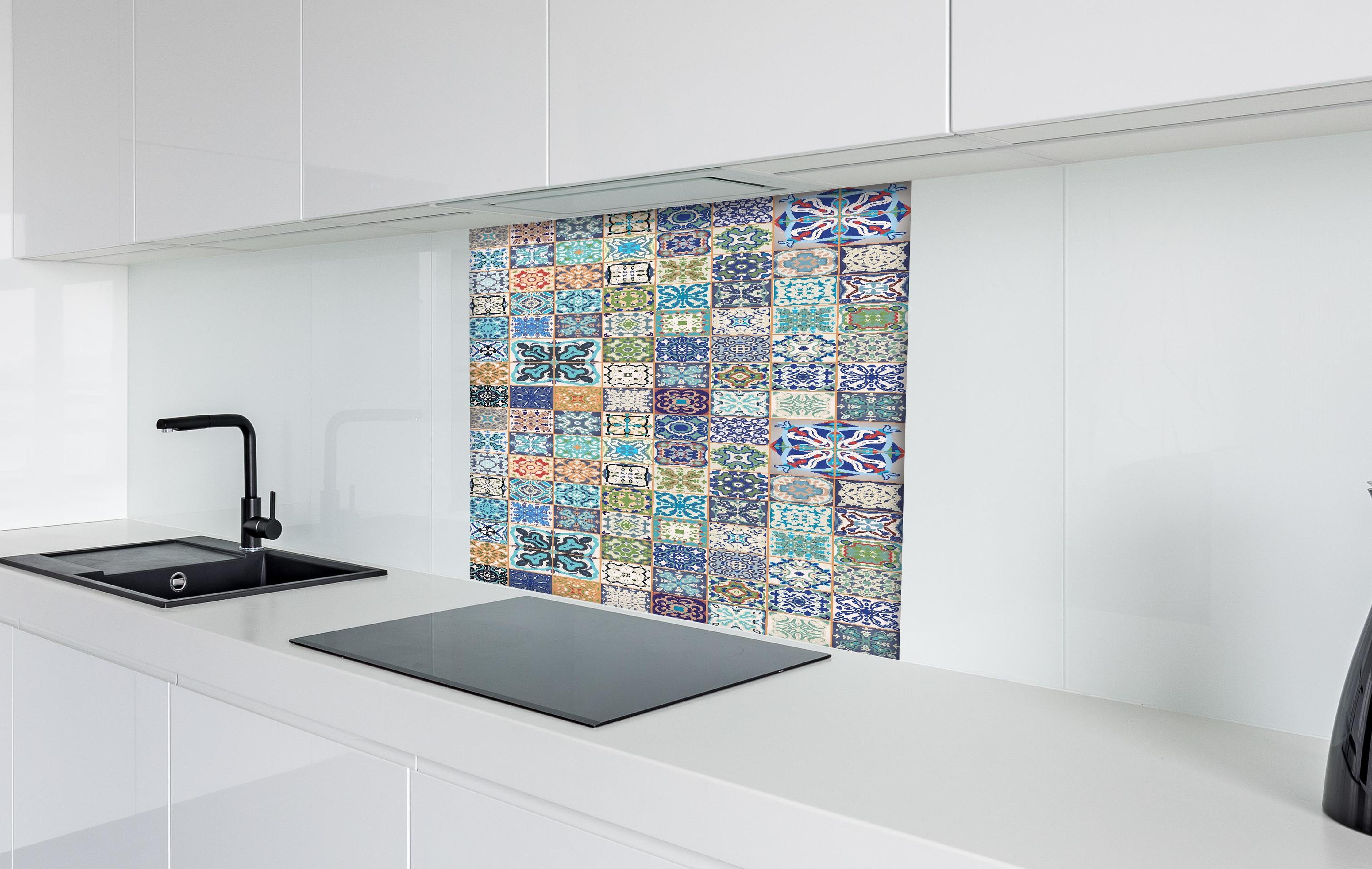 Spritzschutz - Retro Fliesenmuster in lebendigen Farben hinter einem Cerankochfeld zwischen Holz-Kochutensilien