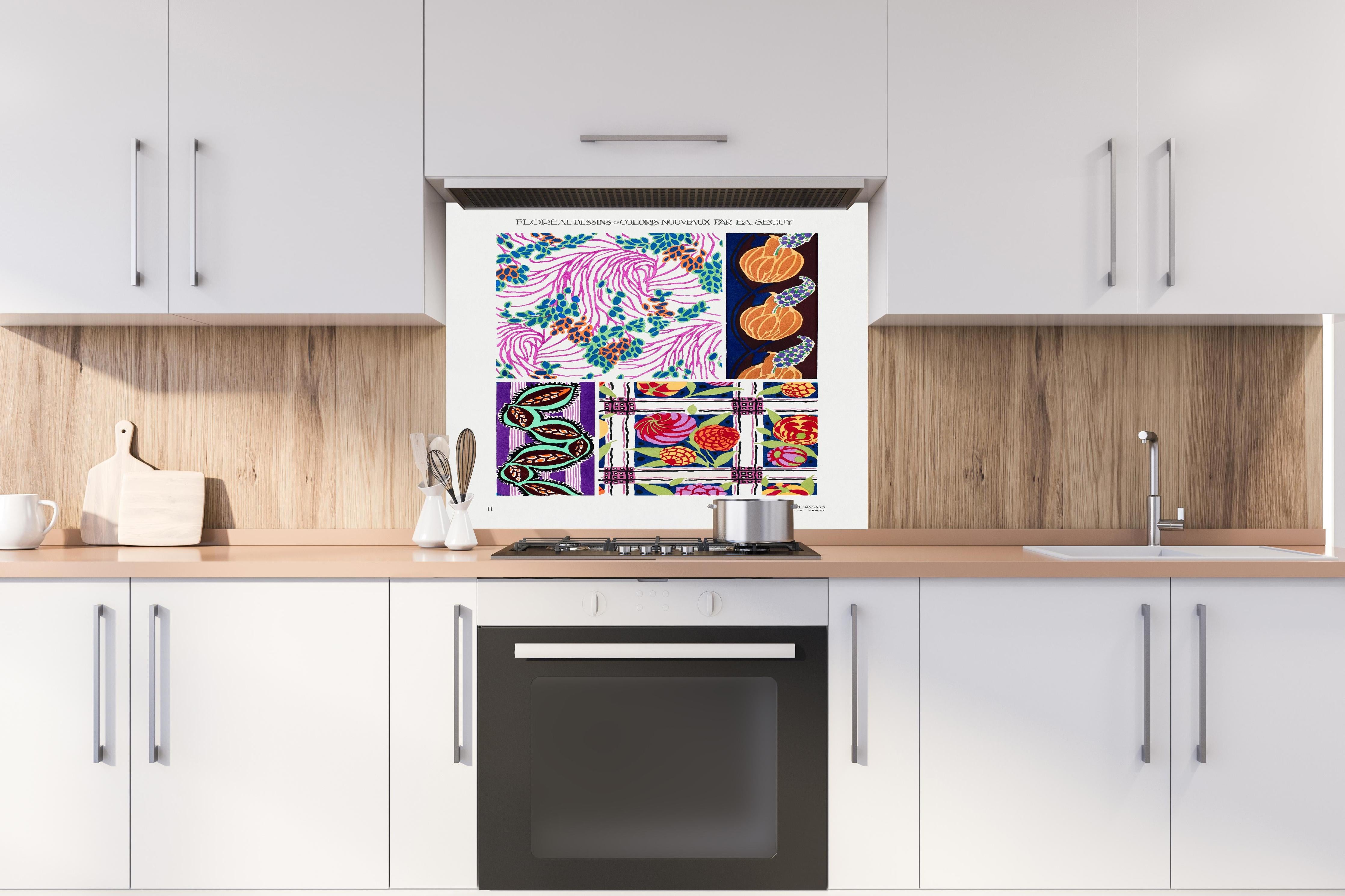 Spritzschutz - Retro Floral Kunst von Meister Seguy hinter einem Cerankochfeld zwischen Holz-Kochutensilien