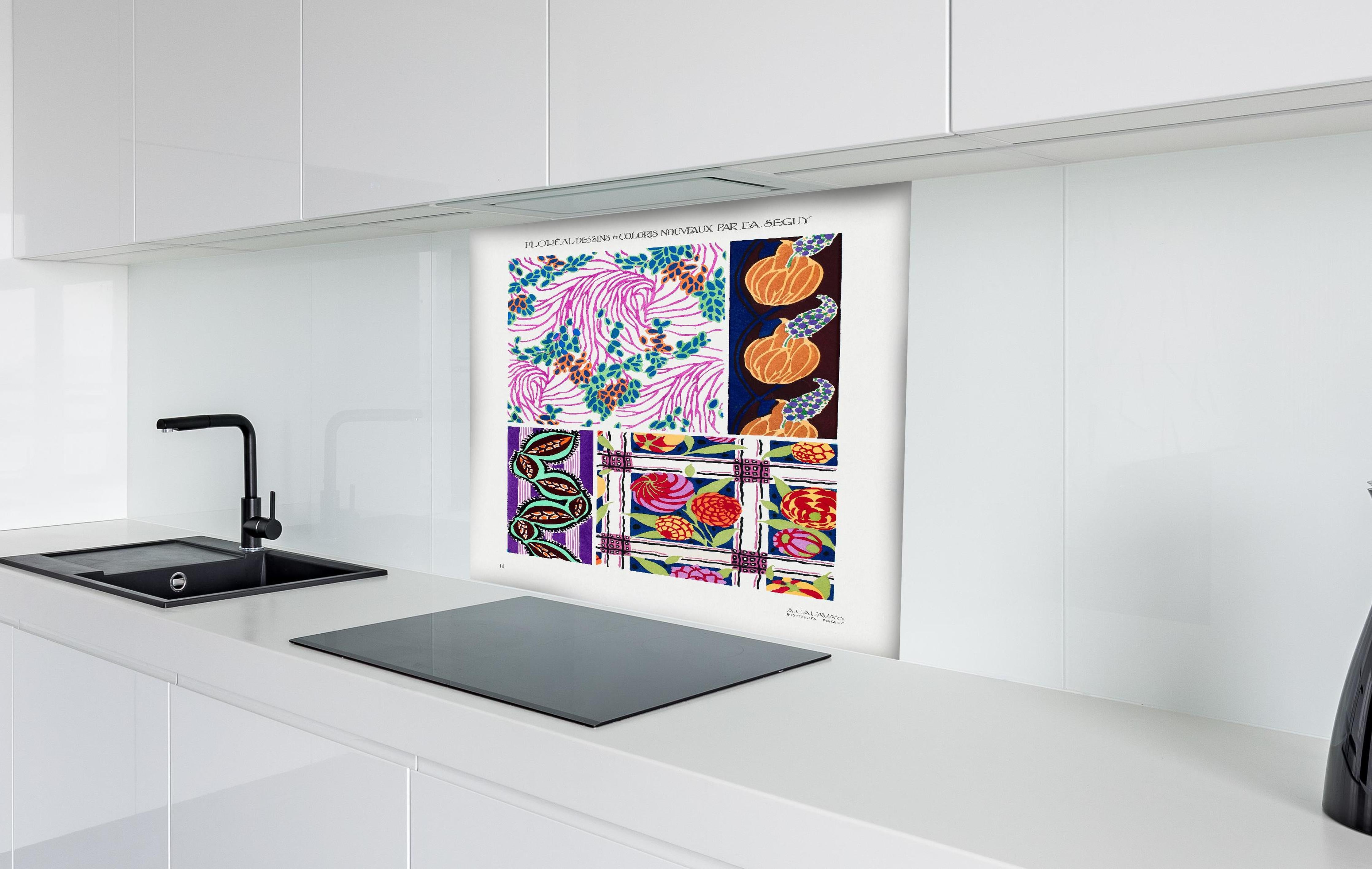 Spritzschutz - Retro Floral Kunst von Meister Seguy hinter einem Cerankochfeld zwischen Holz-Kochutensilien