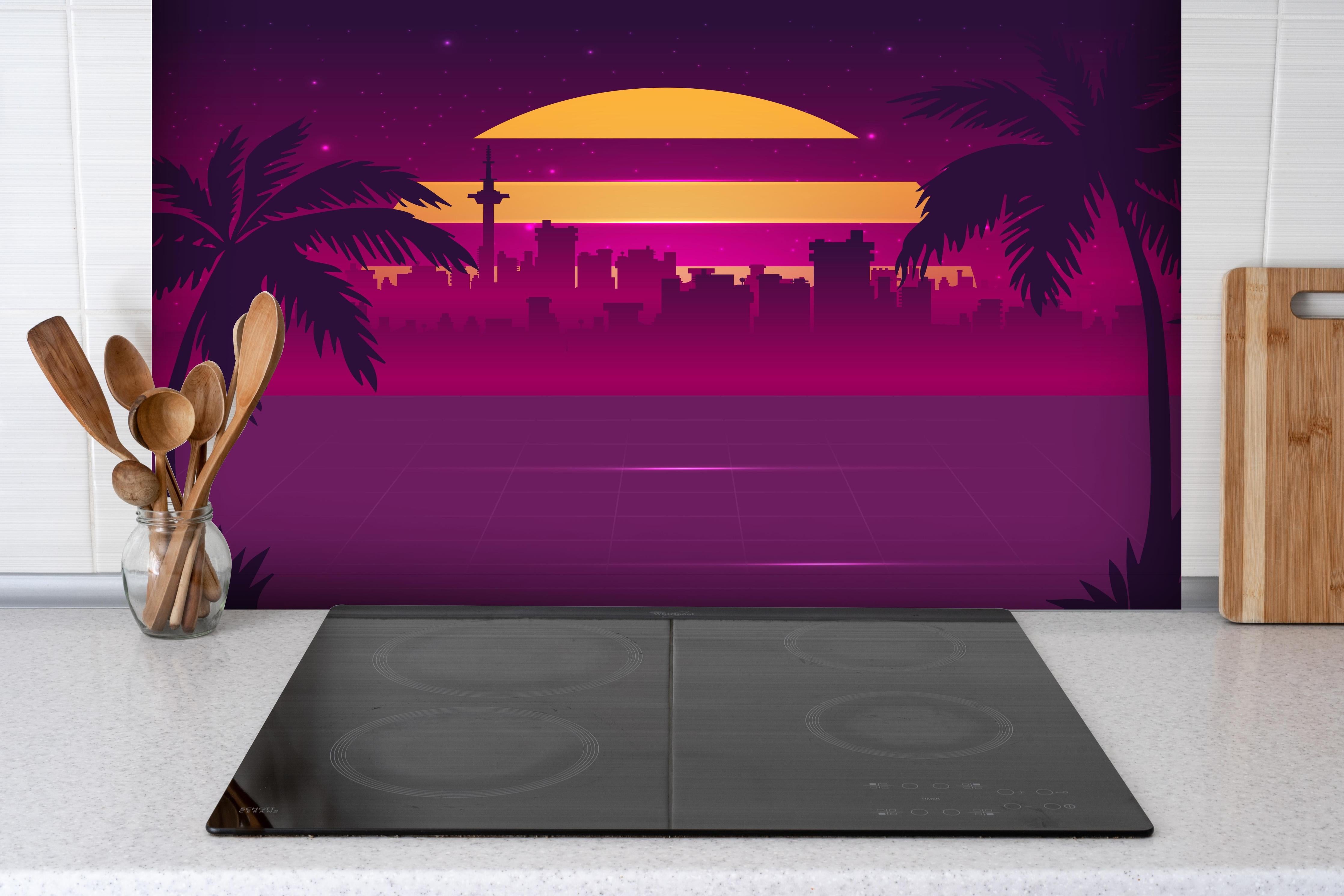 Spritzschutz - Retro-Futuristischer Sonnenuntergang mit Palmen hinter einem Cerankochfeld zwischen Holz-Kochutensilien