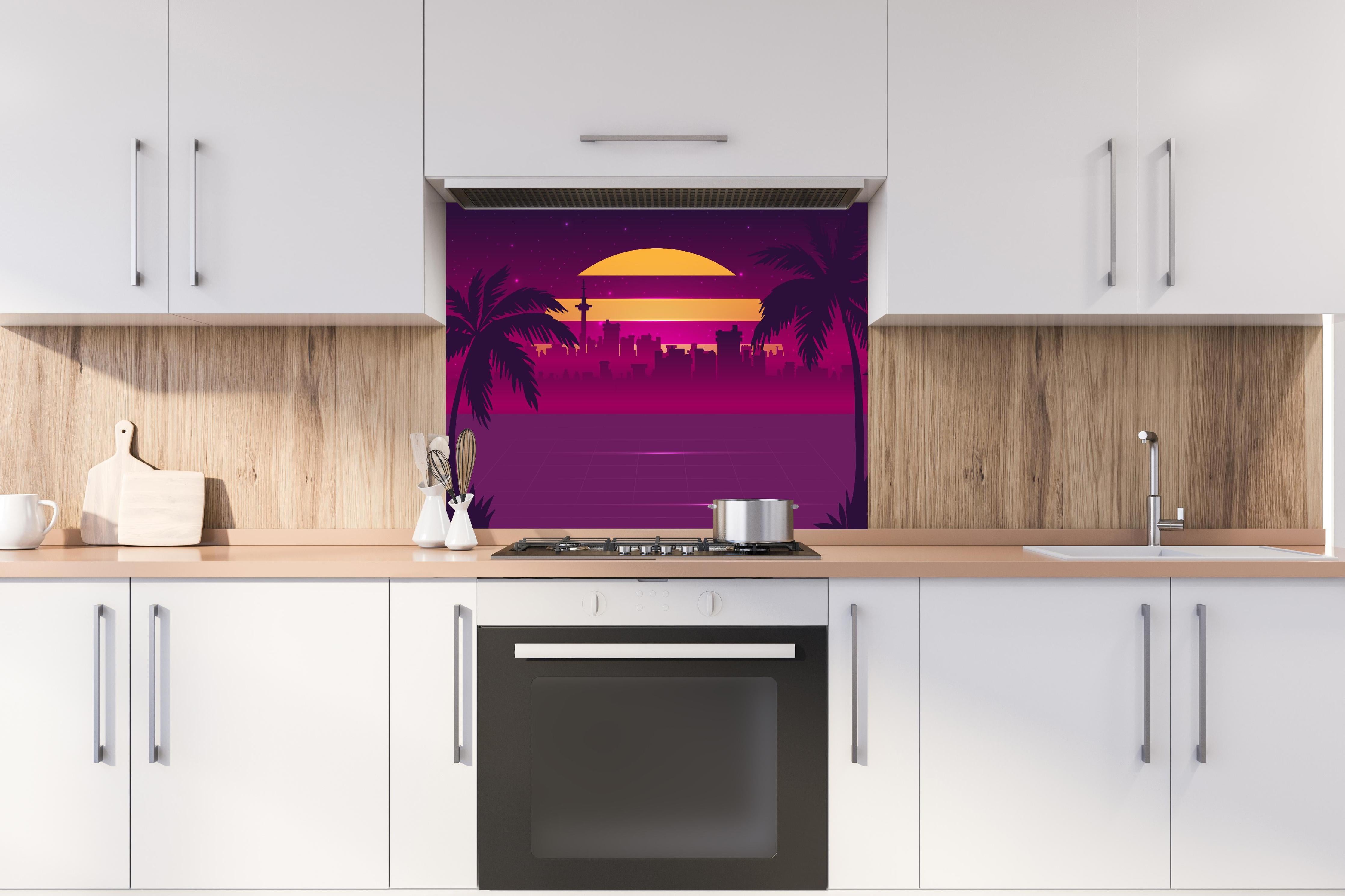 Spritzschutz - Retro-Futuristischer Sonnenuntergang mit Palmen hinter einem Cerankochfeld zwischen Holz-Kochutensilien