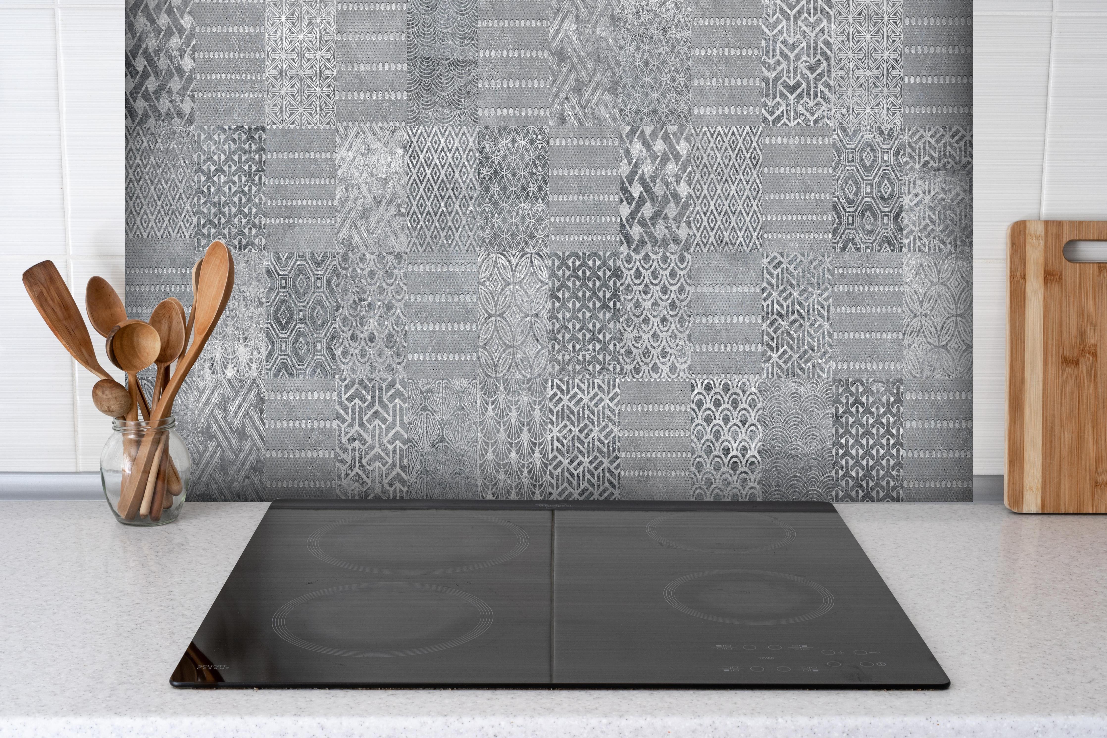 Spritzschutz - Retro Graumuster Fliesendesign Hintergrund hinter einem Cerankochfeld zwischen Holz-Kochutensilien