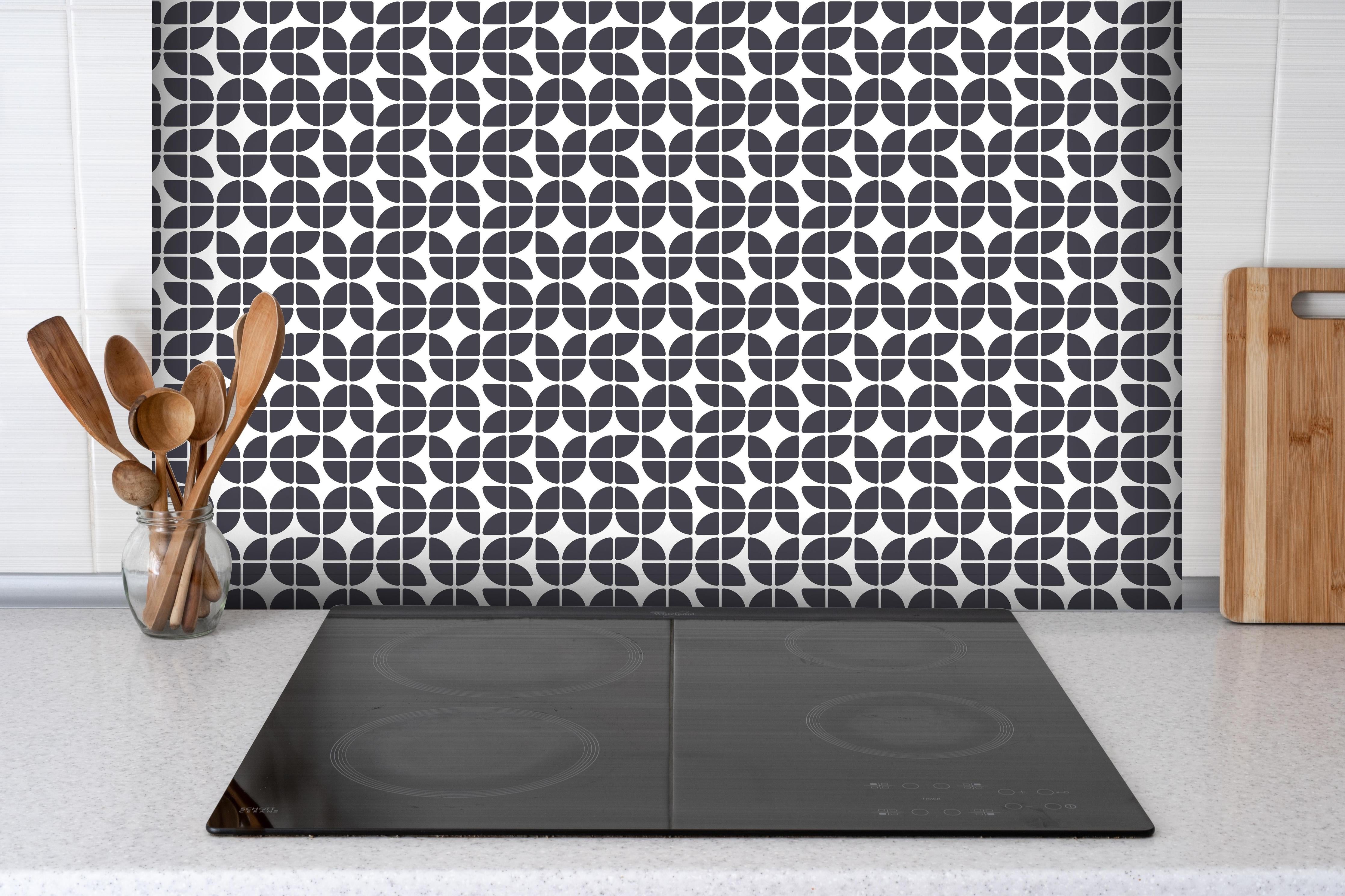 Spritzschutz - Retro Grazia Antracite hinter einem Cerankochfeld zwischen Holz-Kochutensilien