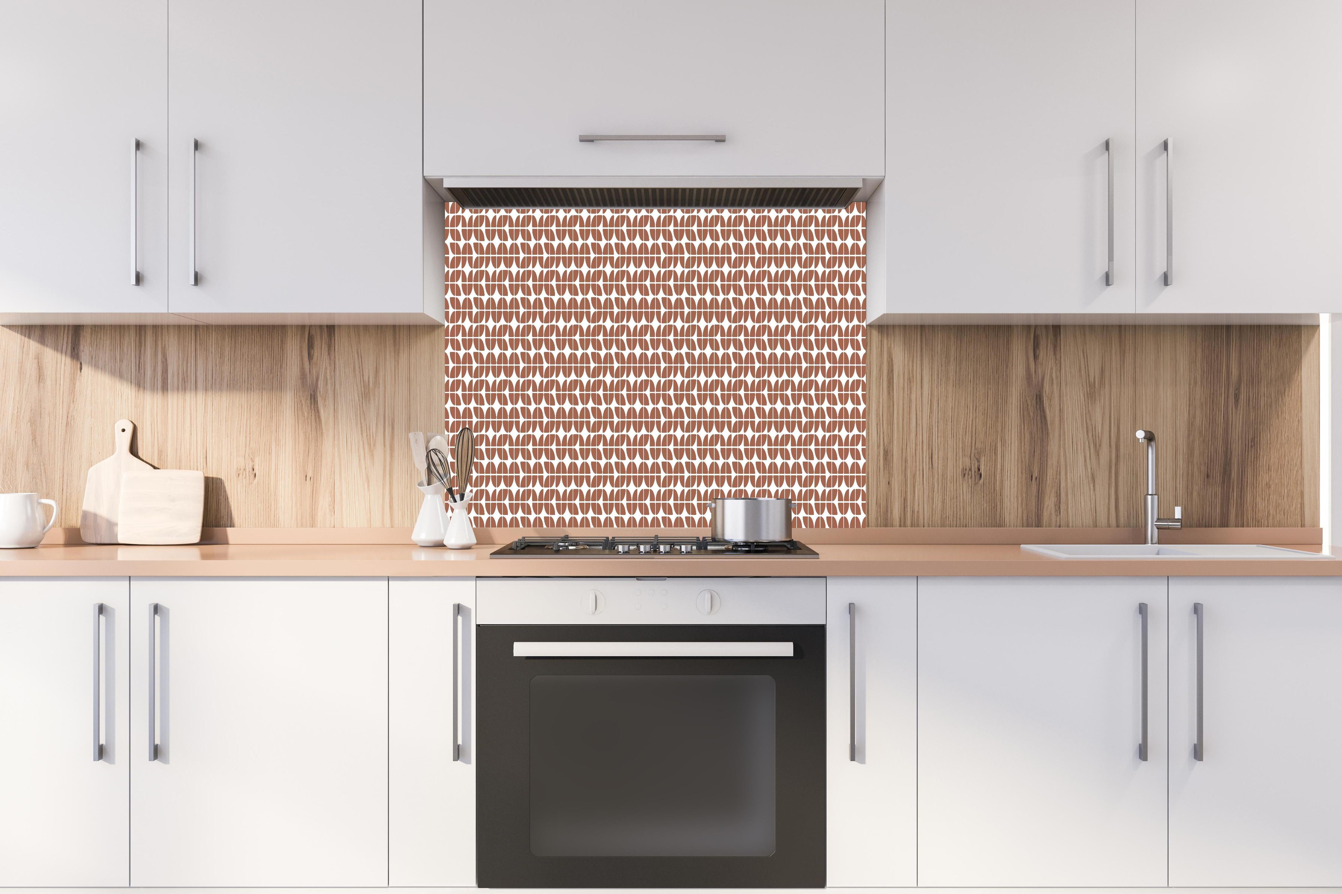 Spritzschutz - Retro Grazia Cannella hinter einem Cerankochfeld zwischen Holz-Kochutensilien