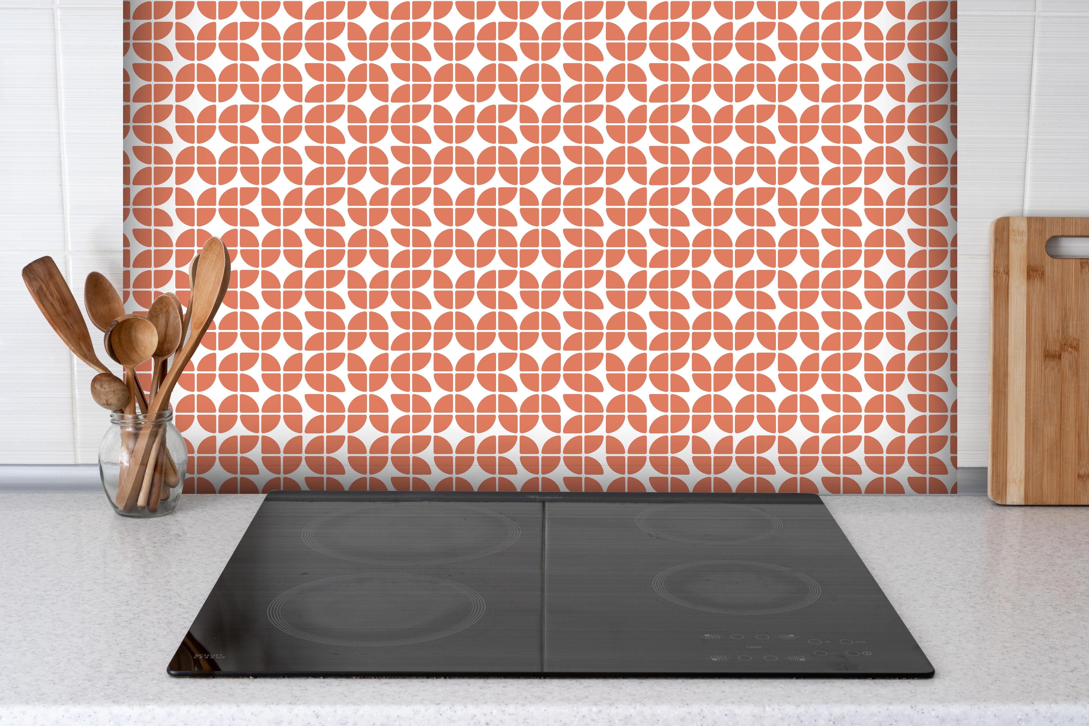 Spritzschutz - Retro Grazia Terracotta hinter einem Cerankochfeld zwischen Holz-Kochutensilien
