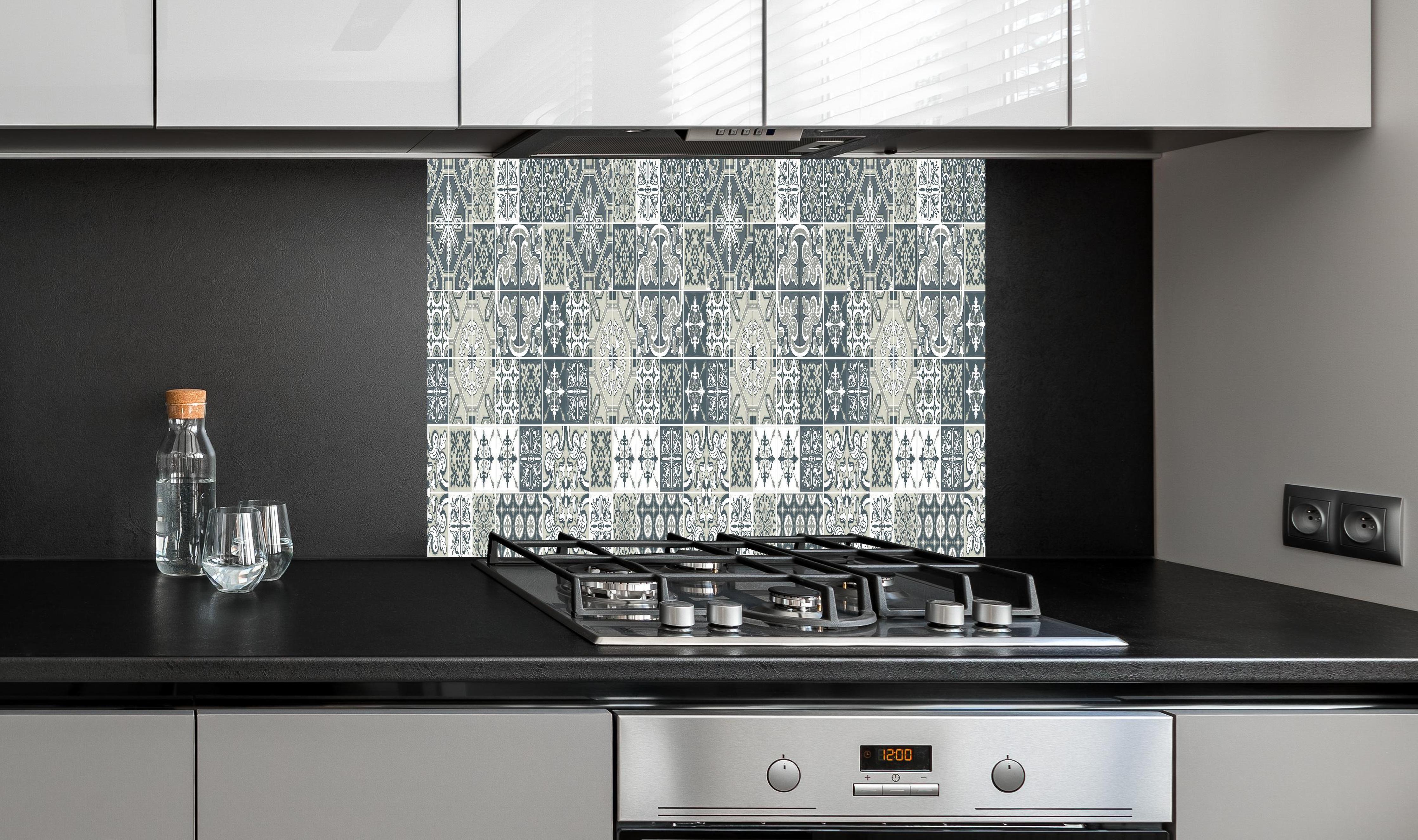 Spritzschutz - Retro Kachel-Dekor in Blau-Weiß-Grau hinter einem Cerankochfeld zwischen Holz-Kochutensilien