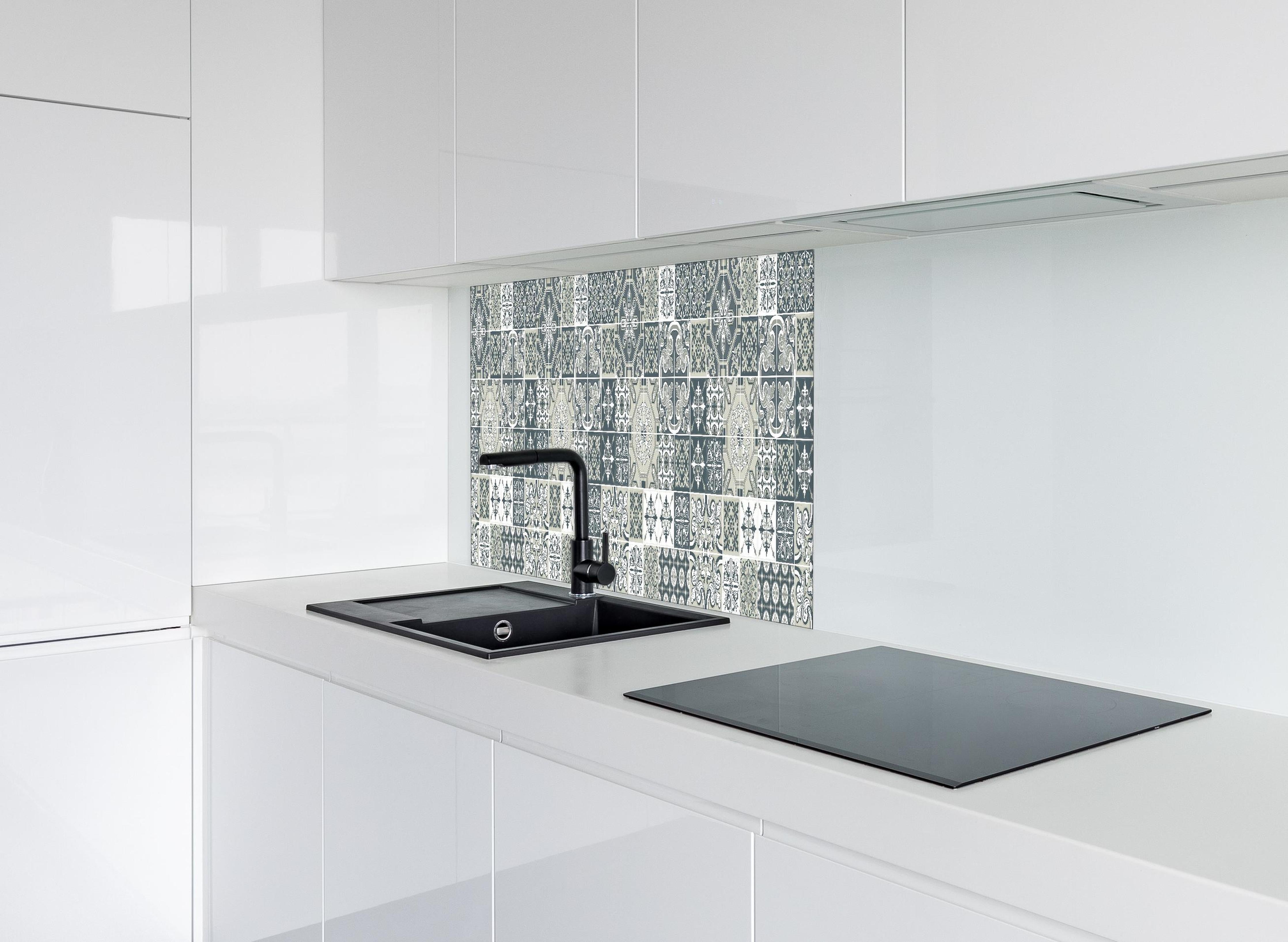 Spritzschutz - Retro Kachel-Dekor in Blau-Weiß-Grau hinter einem Cerankochfeld zwischen Holz-Kochutensilien