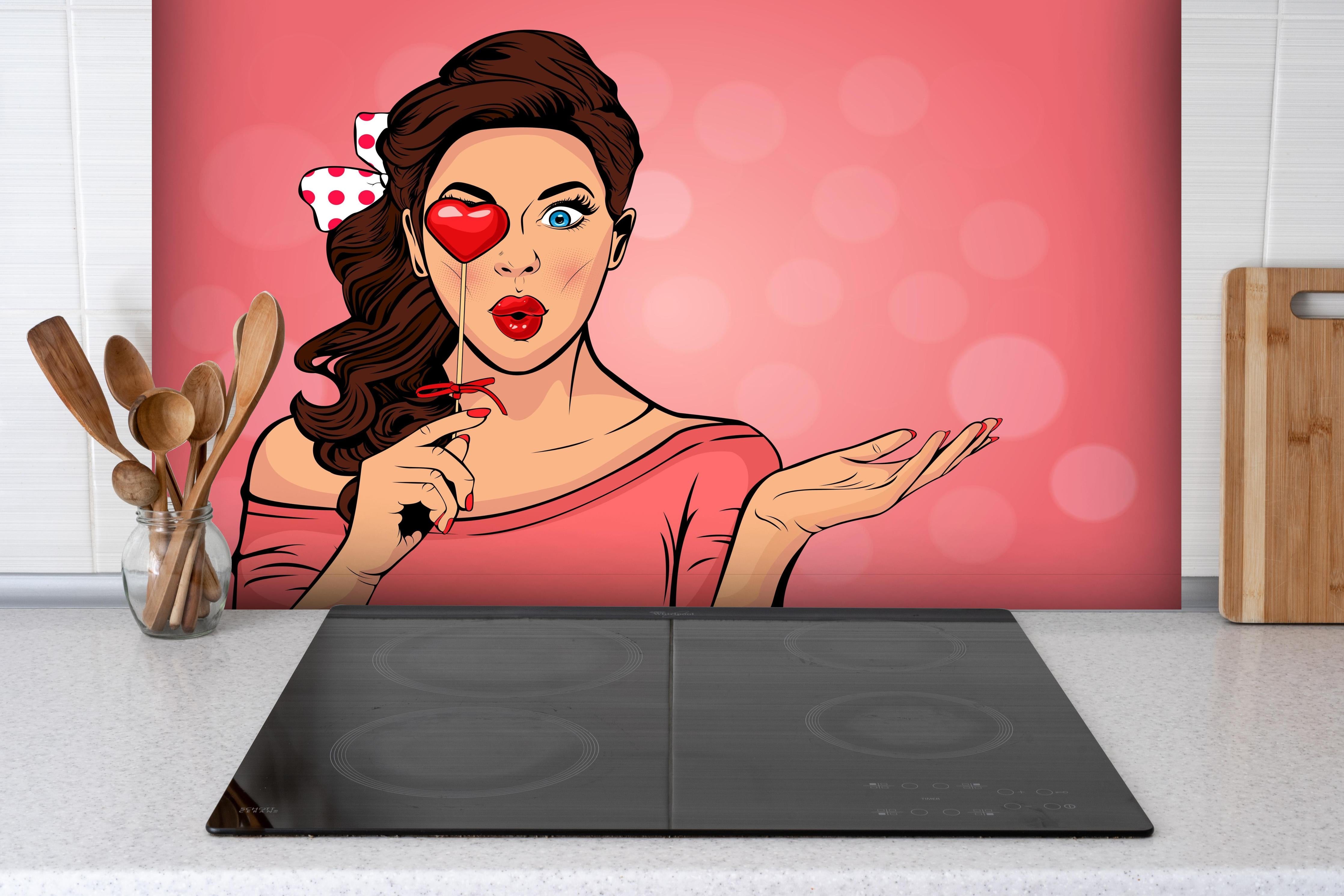 Spritzschutz - Retro Pop Art Herz Lolly Dame Illustration hinter einem Cerankochfeld zwischen Holz-Kochutensilien