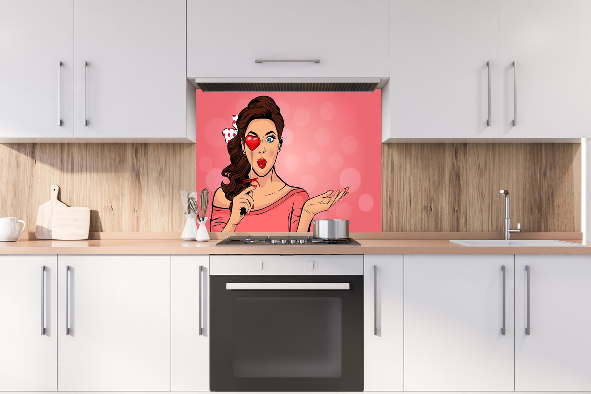 Spritzschutz - Retro Pop Art Herz Lolly Dame Illustration hinter einem Cerankochfeld zwischen Holz-Kochutensilien