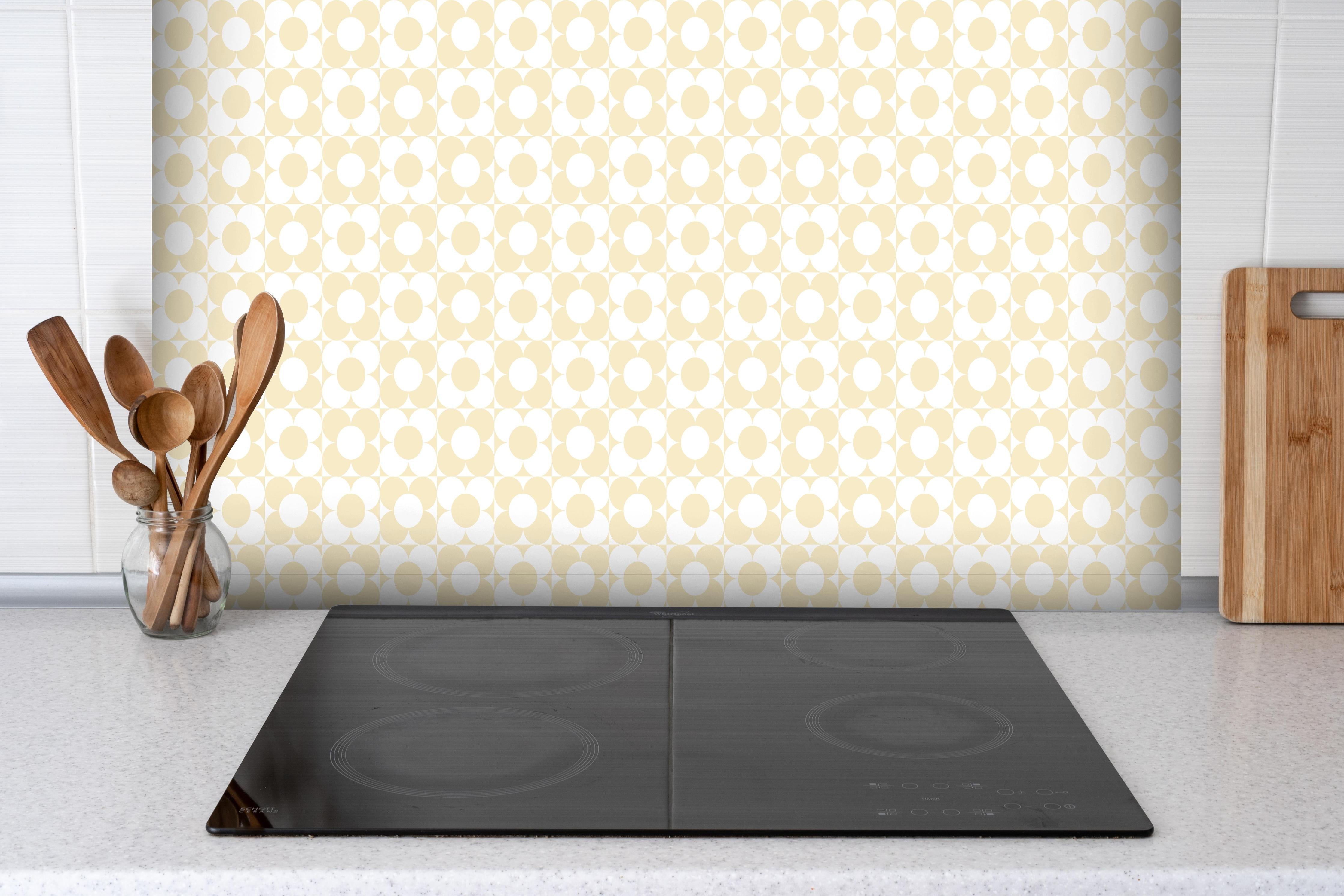 Spritzschutz - Retro Primavera Avorio hinter einem Cerankochfeld zwischen Holz-Kochutensilien
