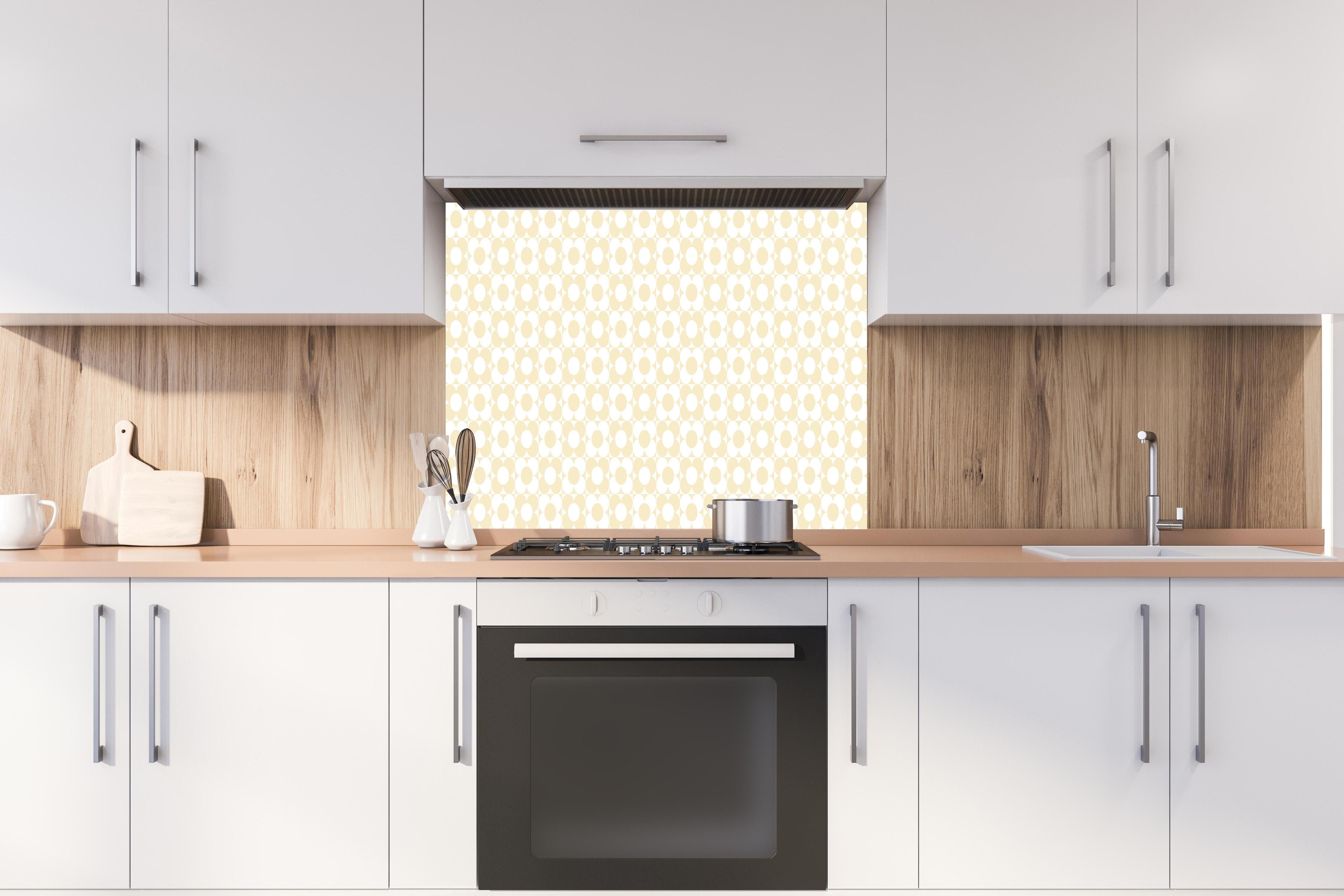 Spritzschutz - Retro Primavera Avorio hinter einem Cerankochfeld zwischen Holz-Kochutensilien