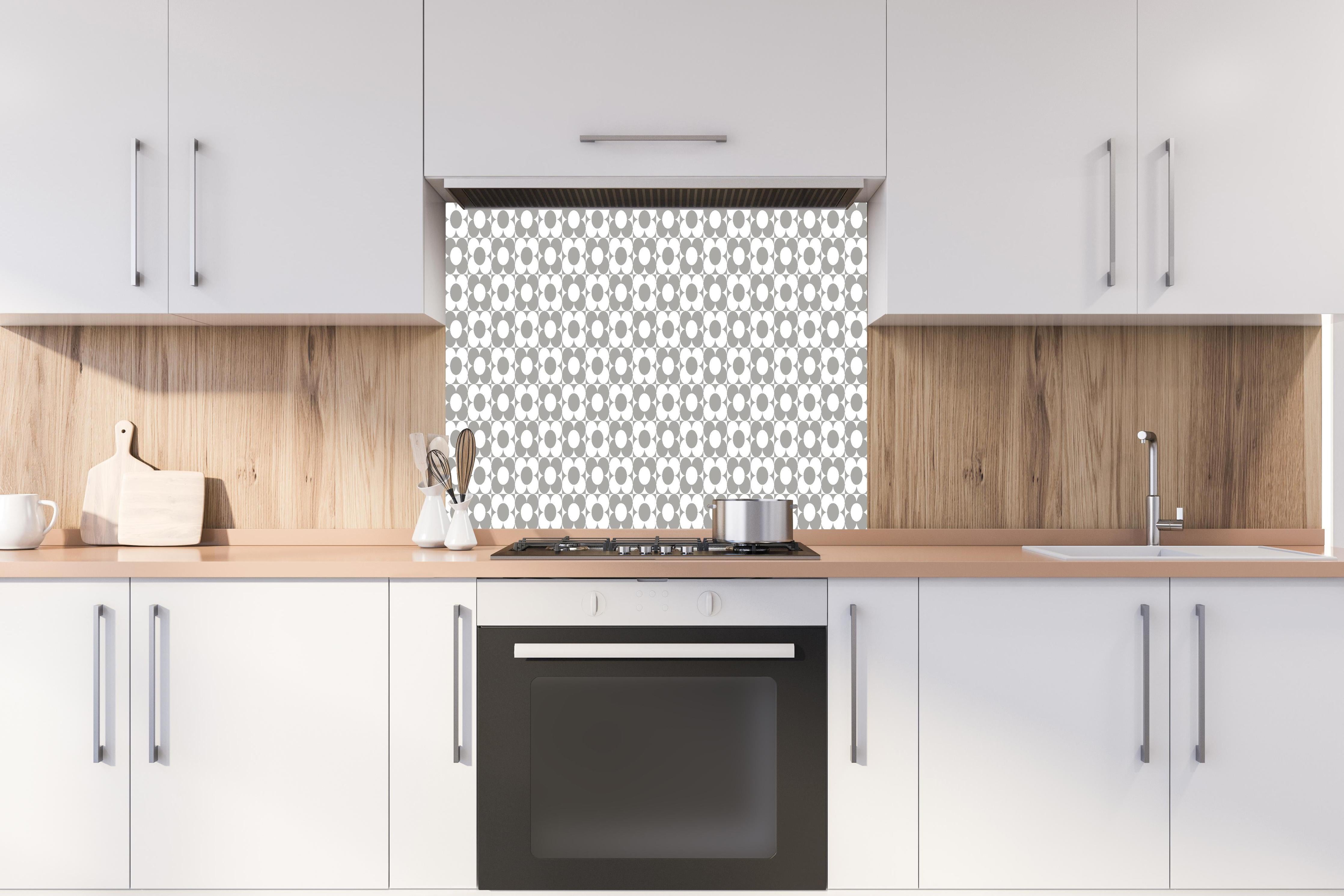 Spritzschutz - Retro Primavera Cemento hinter einem Cerankochfeld zwischen Holz-Kochutensilien