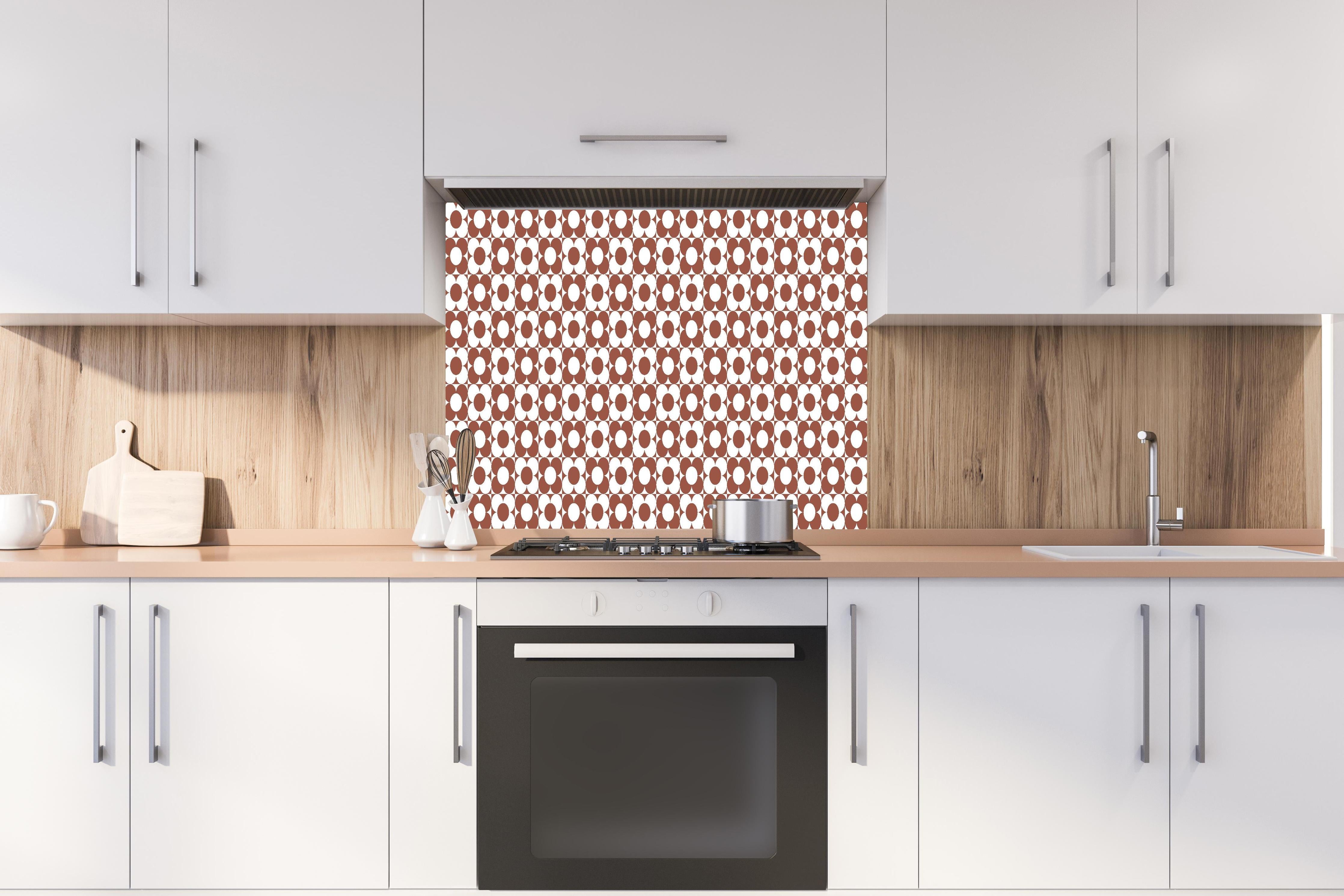 Spritzschutz - Retro Primavera Ruggine hinter einem Cerankochfeld zwischen Holz-Kochutensilien