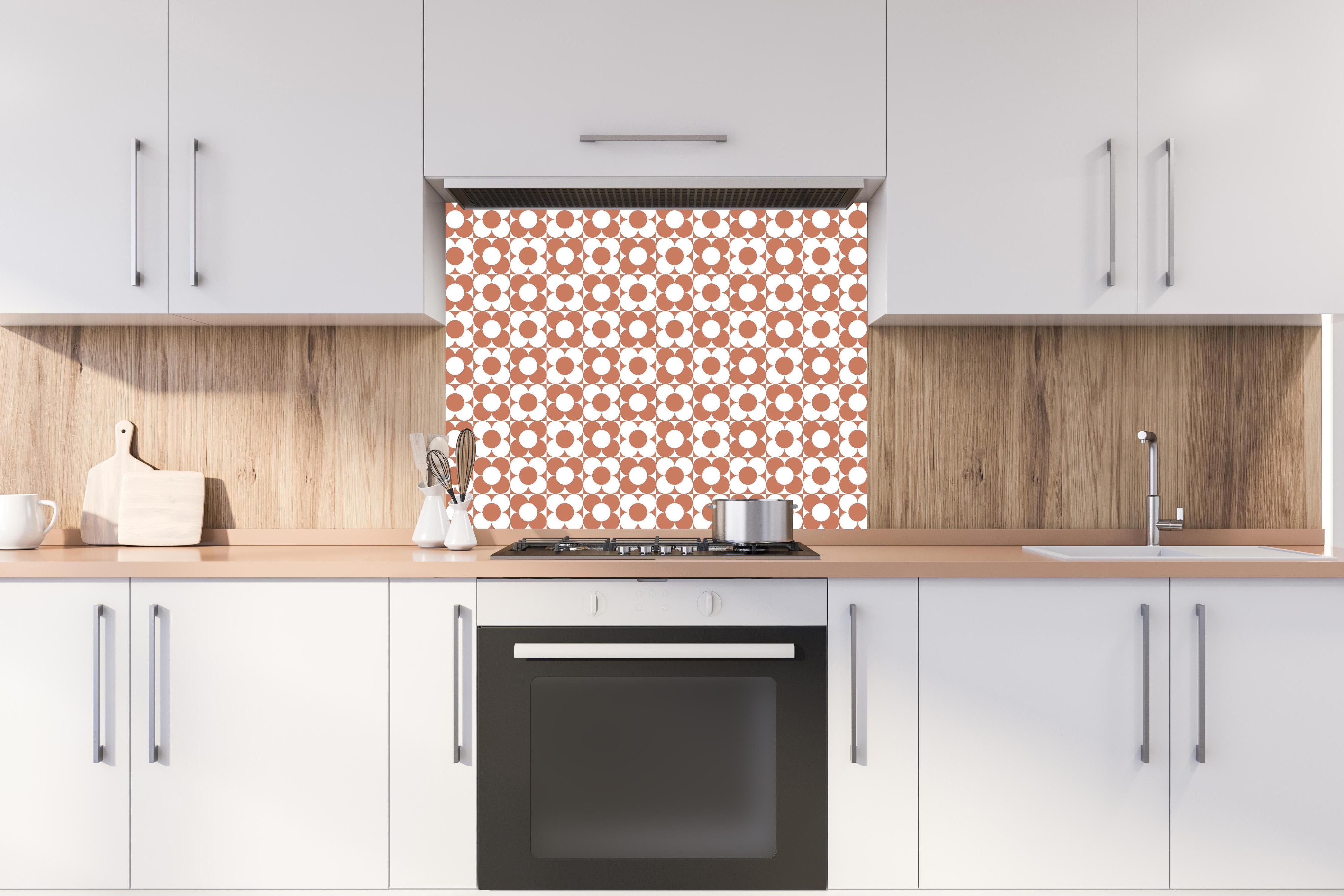 Spritzschutz - Retro Primavera Terracotta hinter einem Cerankochfeld zwischen Holz-Kochutensilien